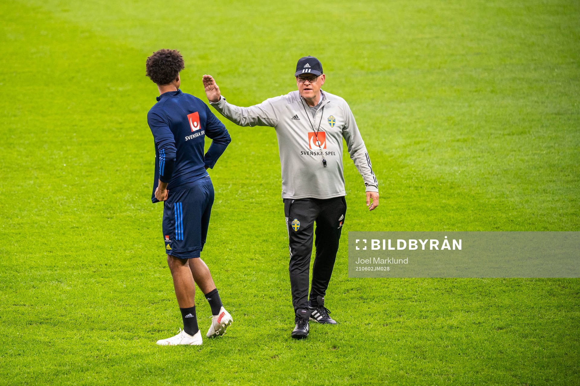 Jens Cajuste and Janne Andersson, head coach of the Swedish