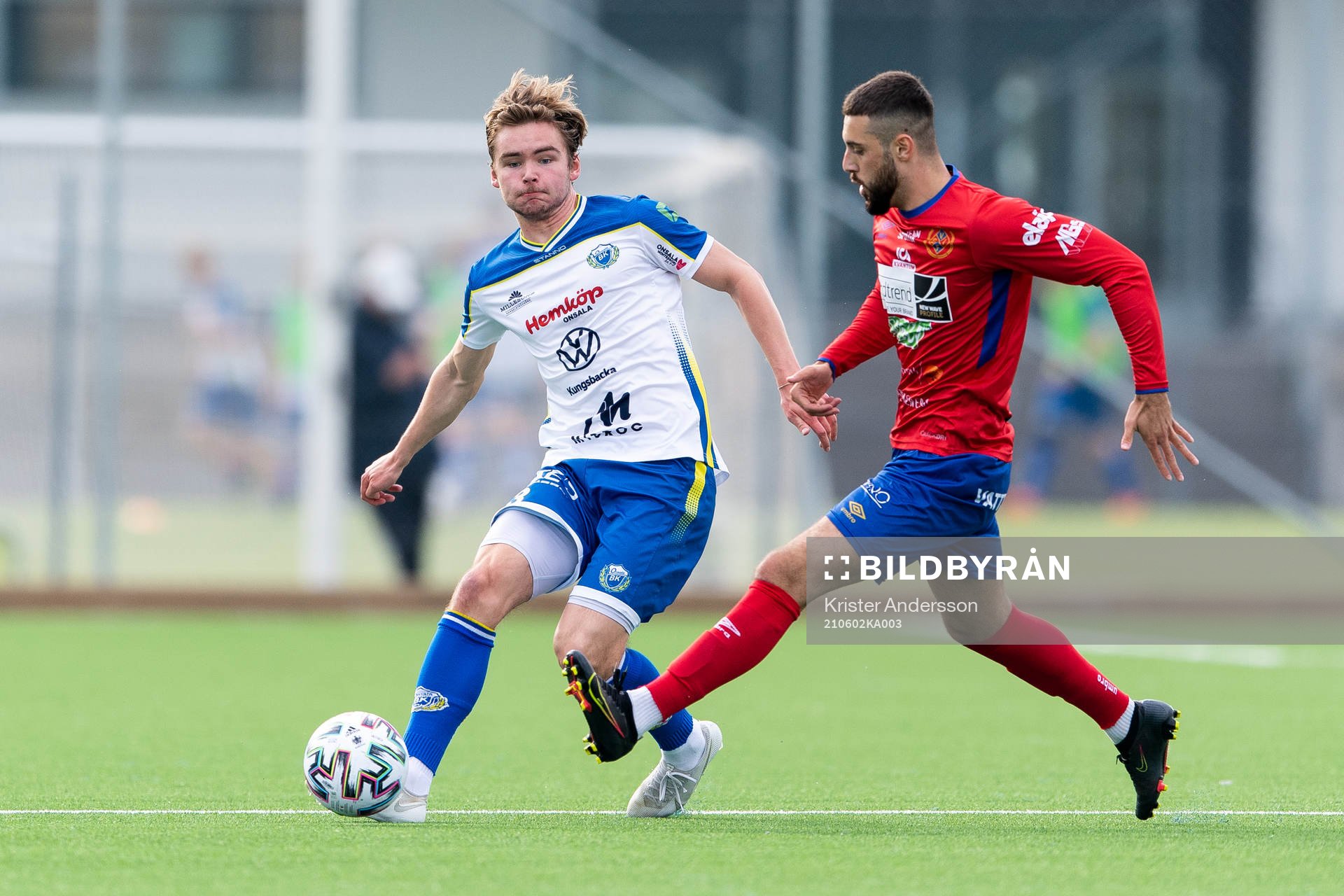 Onsalas Hugo Björnberg och Varberg GIF:s Gramos Selmani under fotbollsmatchen i Division 2 Västra Götaland mellan Onsala och Varbergs GIF den 2 juni 2021 i Kungsbacka.