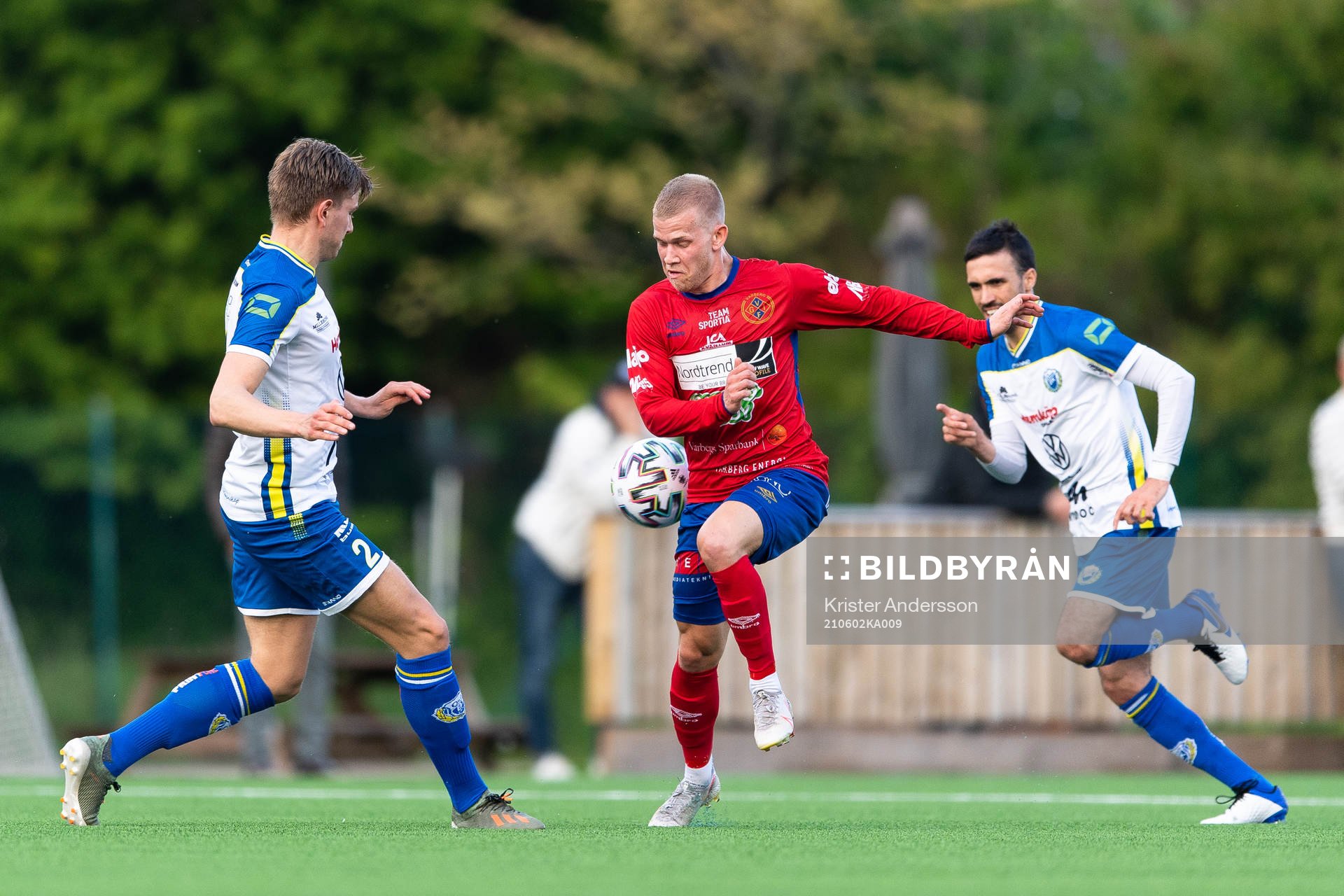 Varbergs GIF:s Lucas Henriksson under fotbollsmatchen i Division 2 Västra Götaland mellan Onsala och Varbergs GIF den 2 juni 2021 i Kungsbacka.