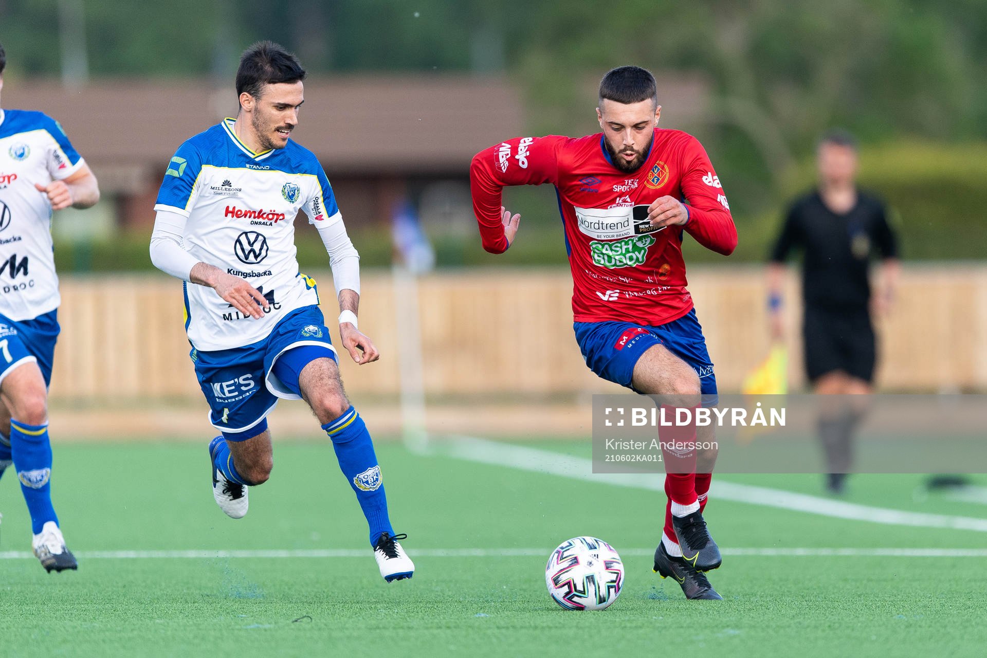 Onsalas Christoffer Nogueira och Varbergs GIF:s Gramos Selmani under fotbollsmatchen i Division 2 Västra Götaland mellan Onsala och Varbergs GIF den 2 juni 2021 i Kungsbacka.