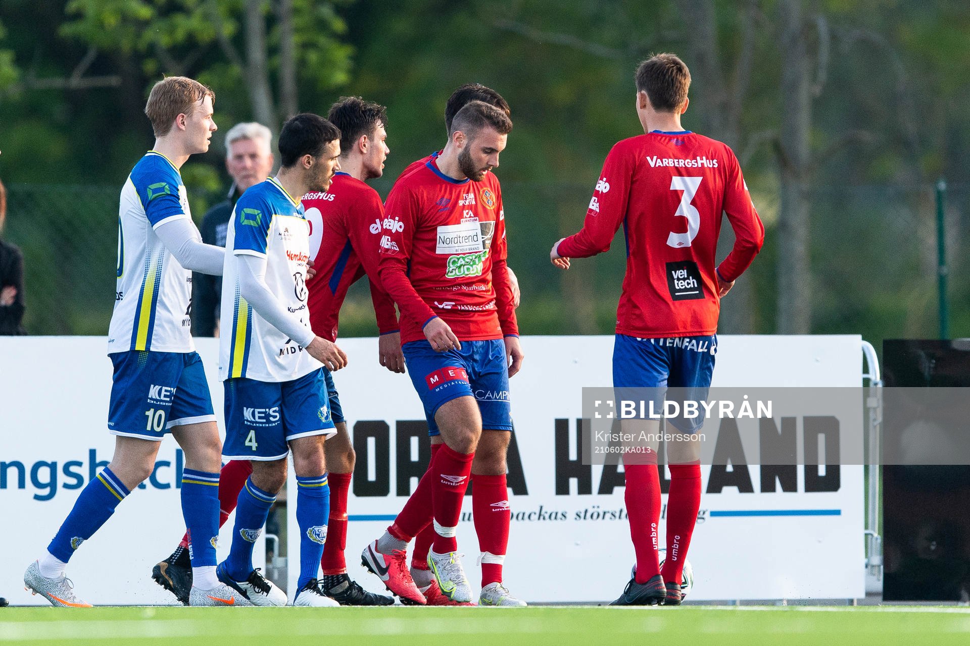 Oroligt under fotbollsmatchen i Division 2 Västra Götaland mellan Onsala och Varbergs GIF den 2 juni 2021 i Kungsbacka. 