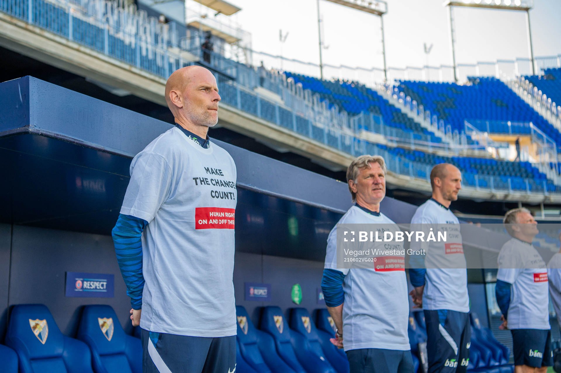 Ståle Solbakken, head coach of Norway, wearing a t-shirt