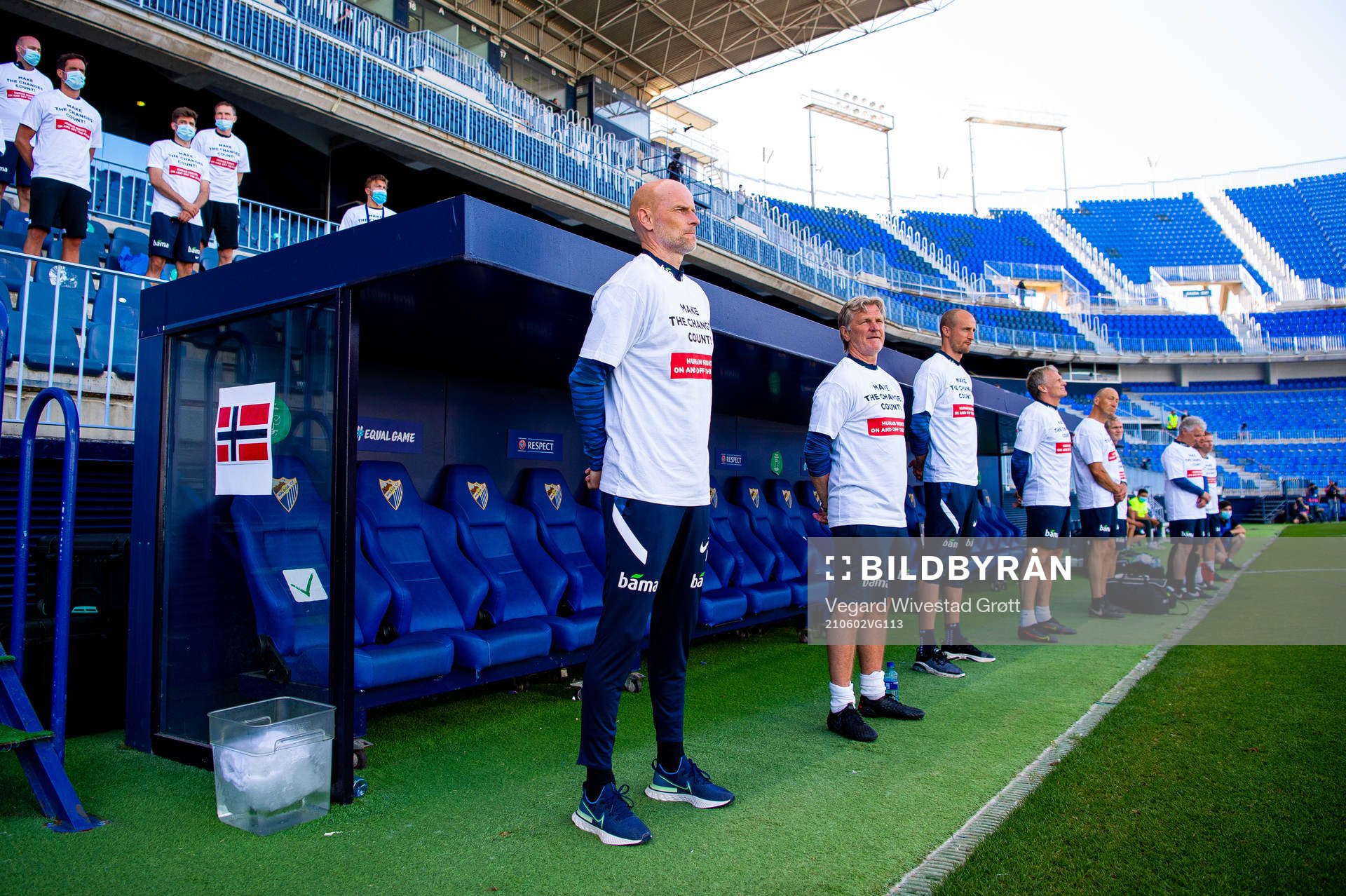 Ståle Solbakken, head coach of Norway, wearing a t-shirt