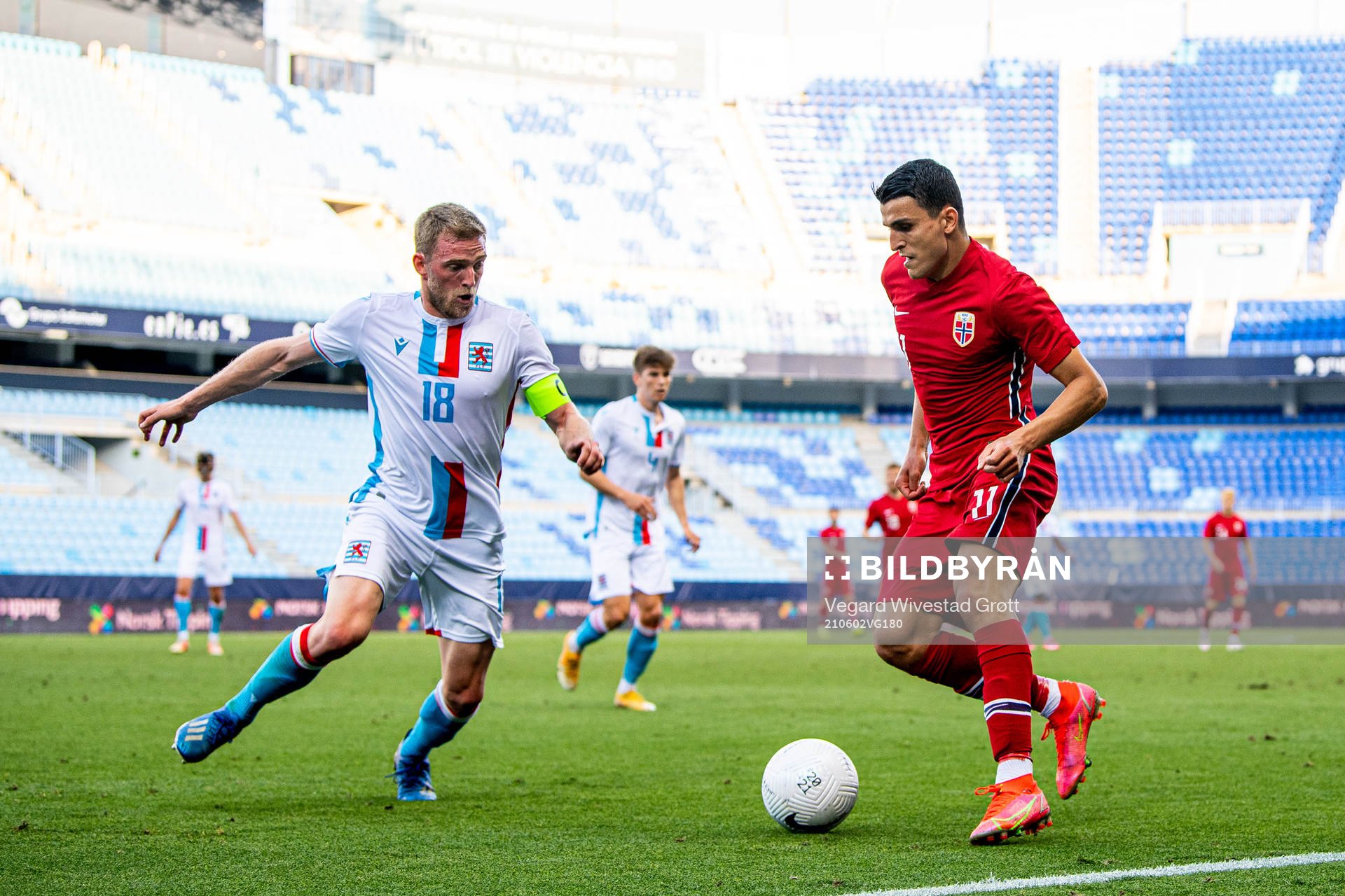 Laurent Jans of Luxembourg and Mohamed Elyounoussi of Norway