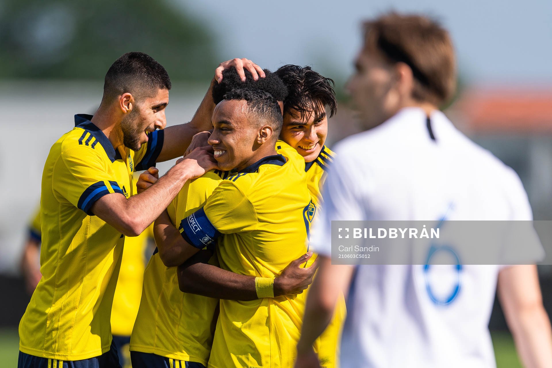 Anthony Elanga of Sweden celebrates with team mates