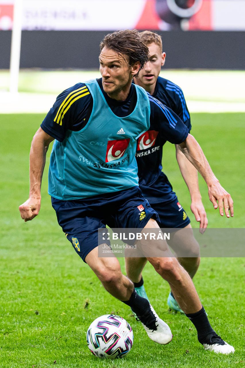 Albin Ekdal and Dejan Kulusevski of the Swedish national
