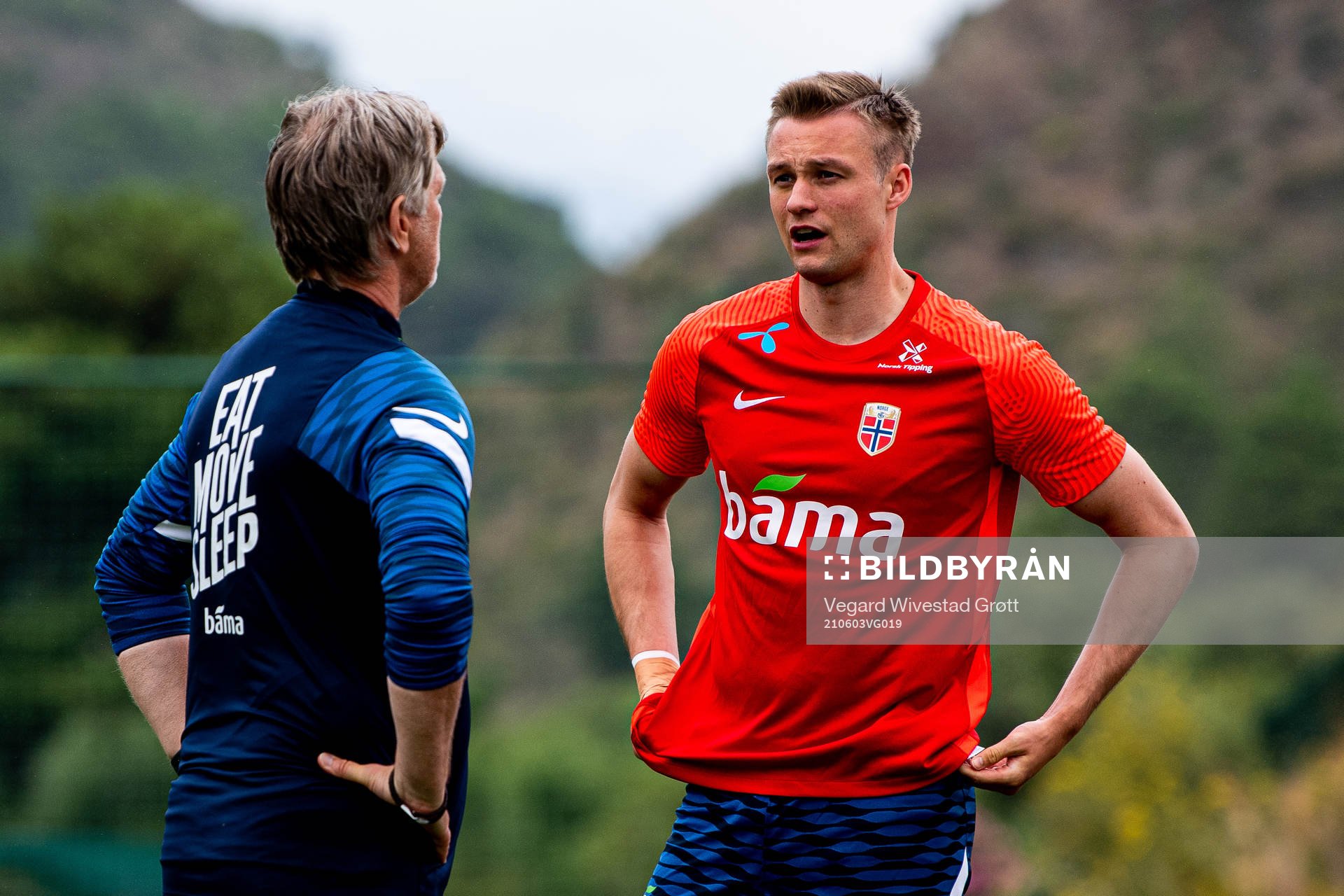 Stian Gregersen talks to Kent Bergersen, assistant coach of