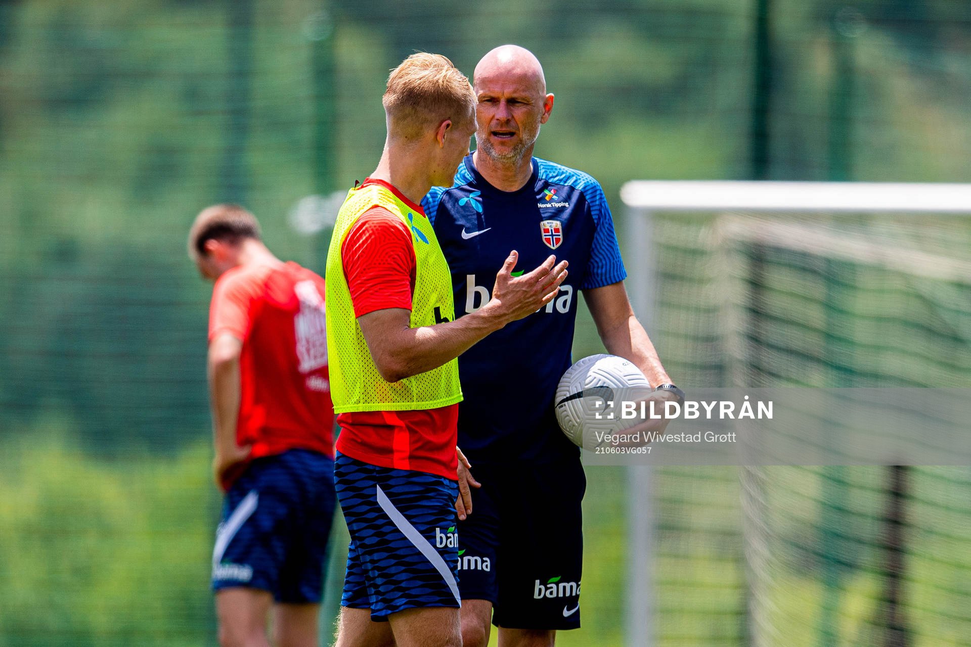 Ståle Solbakken, head coach of the Norwegian national football team, talks to Andreas Hanche-Olsen during a training session on June 3, 2021 in Marbella.