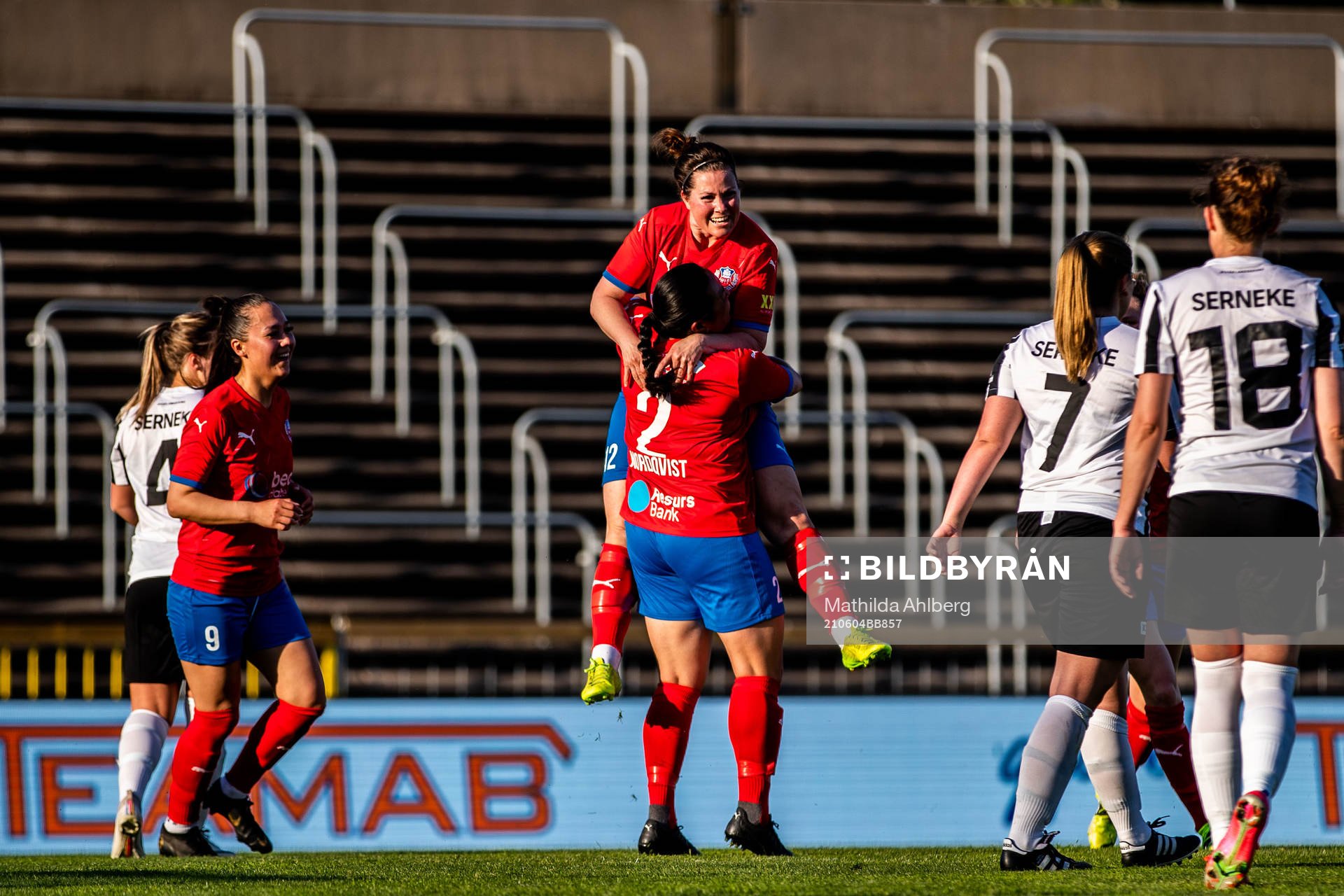 Helsingborsgs Mia Westerblad jublar med lagkamrater efter 0-1 under fotbollsmatchen i Division 4 Sydvästra Skåne mellan Landskrona och Helsingborg den 4 juni 2021 i Landskrona.