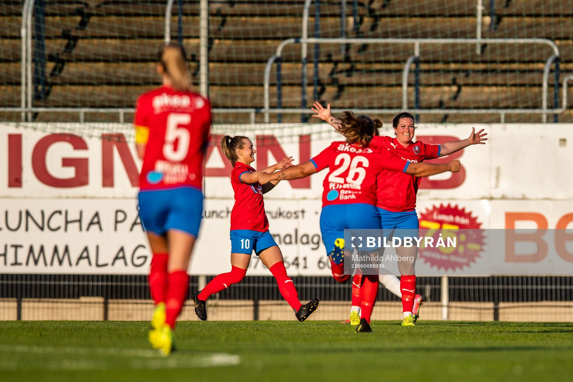 Helsingborsgs Mia Westerblad jublar under fotbollsmatchen i Division 4 Sydvästra Skåne mellan Landskrona och Helsingborg den 4 juni 2021 i Landskrona.