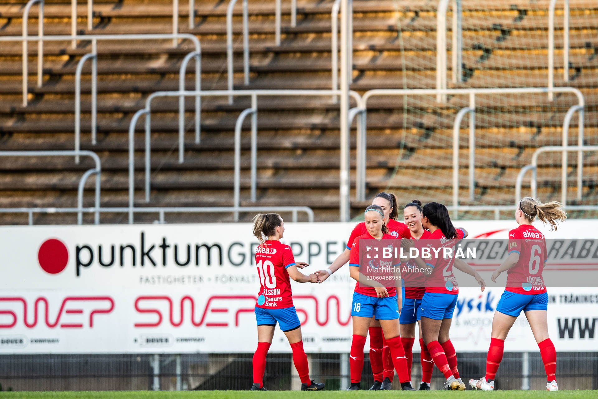 Helsingborsgs Isabel Aguilar jublar med lagkamrater