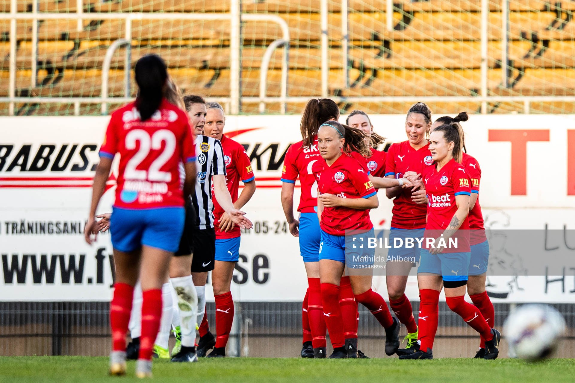 Helsingborsgs Josefine Wiksell jublar med lagkamrater