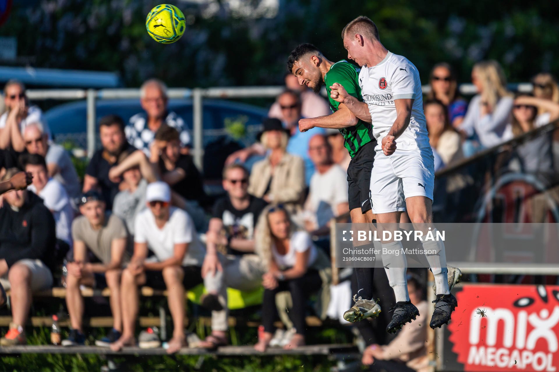 Högaborgs Ahmad El Khalayli och Hittarps Pelle Rosenlind under fotbollsmatchen i Division 3 Sydvästra Götaland mellan Hittarp och Högaborg den 4 juni 2021 i Helsingborg.