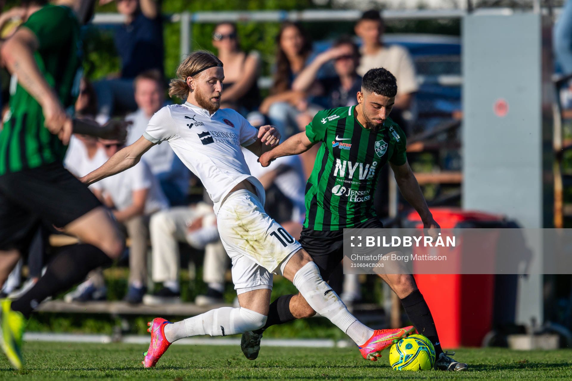 Hittarps Oliver Åkerman och Högaborgs Ahmad El Khalayli under fotbollsmatchen i Division 3 Sydvästra Götaland mellan Hittarp och Högaborg den 4 juni 2021 i Helsingborg.