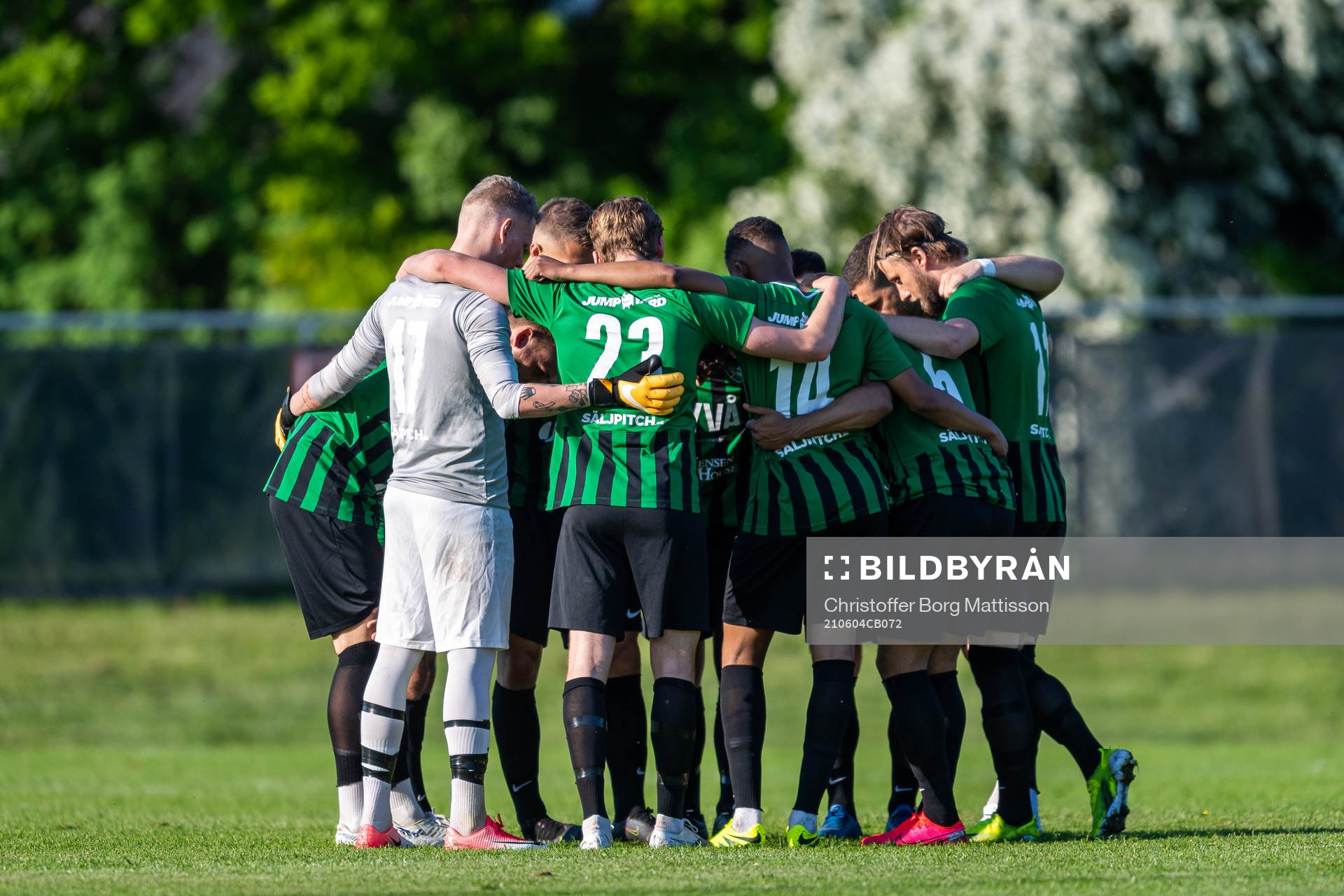 Högaborgs spelare samlas inför fotbollsmatchen i Division 3 Sydvästra Götaland mellan Hittarp och Högaborg den 4 juni 2021 i Helsingborg.