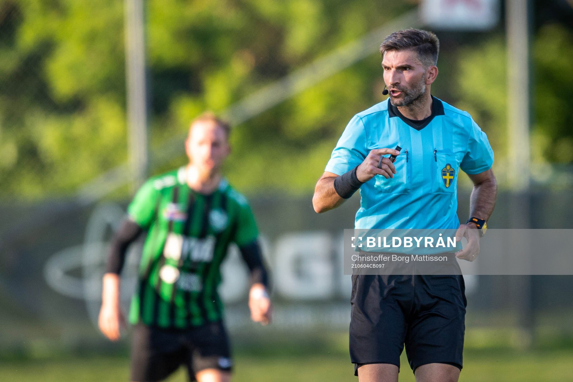 Domare Fatmir Ademi under fotbollsmatchen i Division 3 Sydvästra Götaland mellan Hittarp och Högaborg den 4 juni 2021 i Helsingborg.