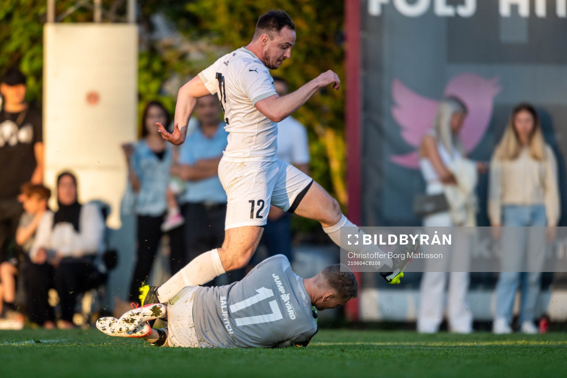 Hittarps André Kopfinger mot Högaborgs målvakt Marcus Werner Rüpprecht under fotbollsmatchen i Division 3 Sydvästra Götaland mellan Hittarp och Högaborg den 4 juni 2021 i Helsingborg.