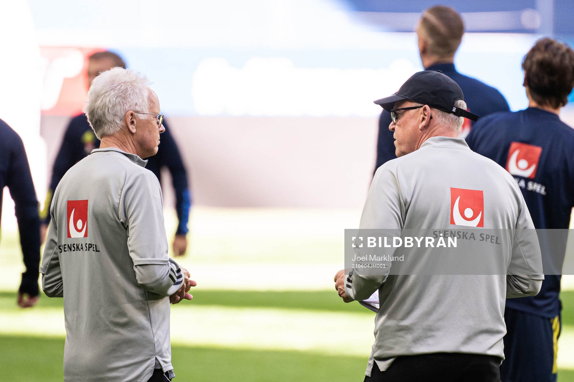 Anders Valentin, team doctor, in talks with Janne