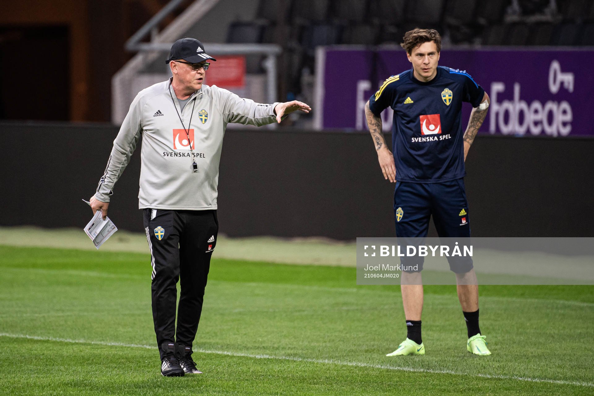 Head coach Janne Andersson and Victor Nilsson Lindelöf of