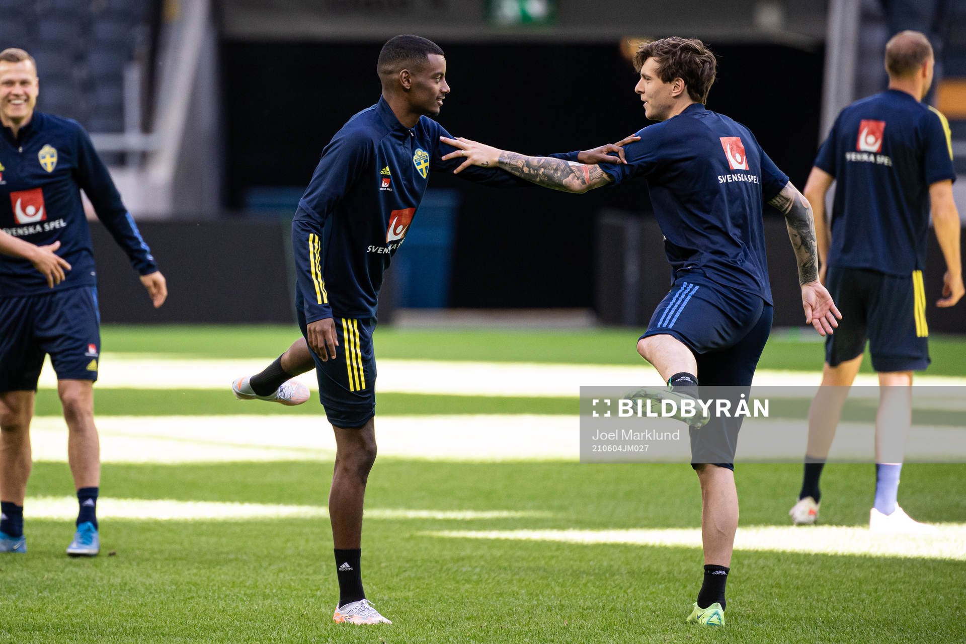 Alexander Isak and Victor Nilsson Lindelöf of the Swedish
