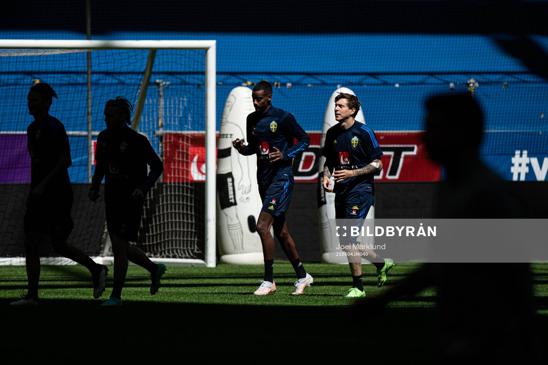 Alexander Isak and Victor Nilsson Lindelöf of the Swedish