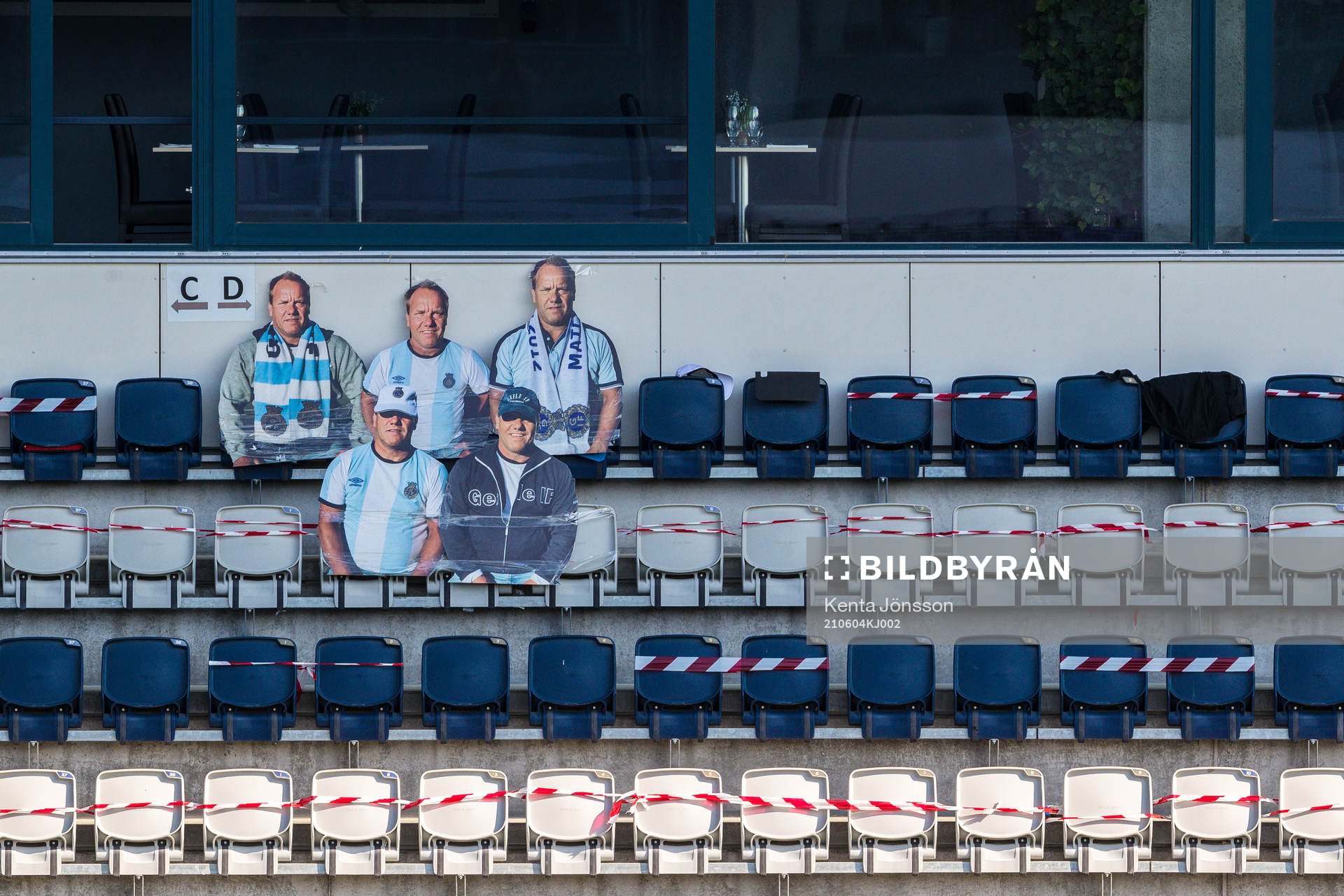 Pappfigurer på läktaren