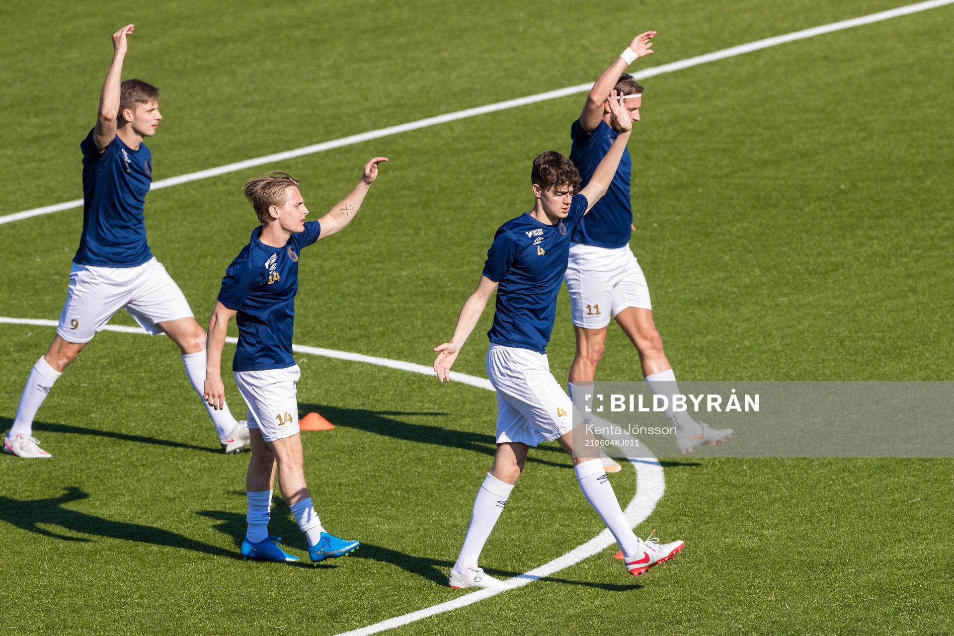 Gefles Theodor Hansemon med lagkamrater inför fotbollsmatchen i Division 1 norra mellan Gefle och Assyriska FF den 4 juni 2021 i Gävle.