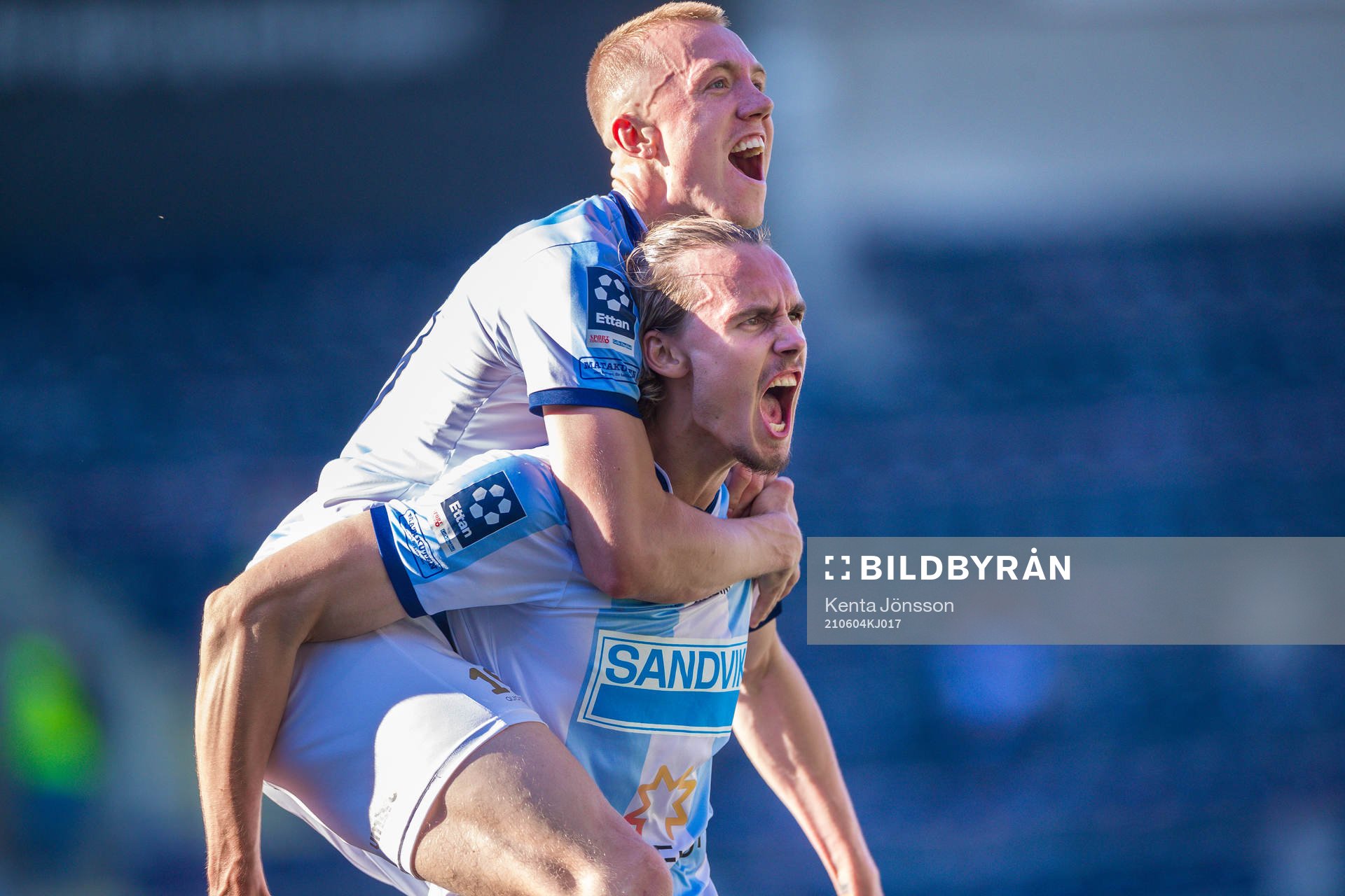 Gefles Linus Sahlin och Isac Lidberg jublar eter 1-0