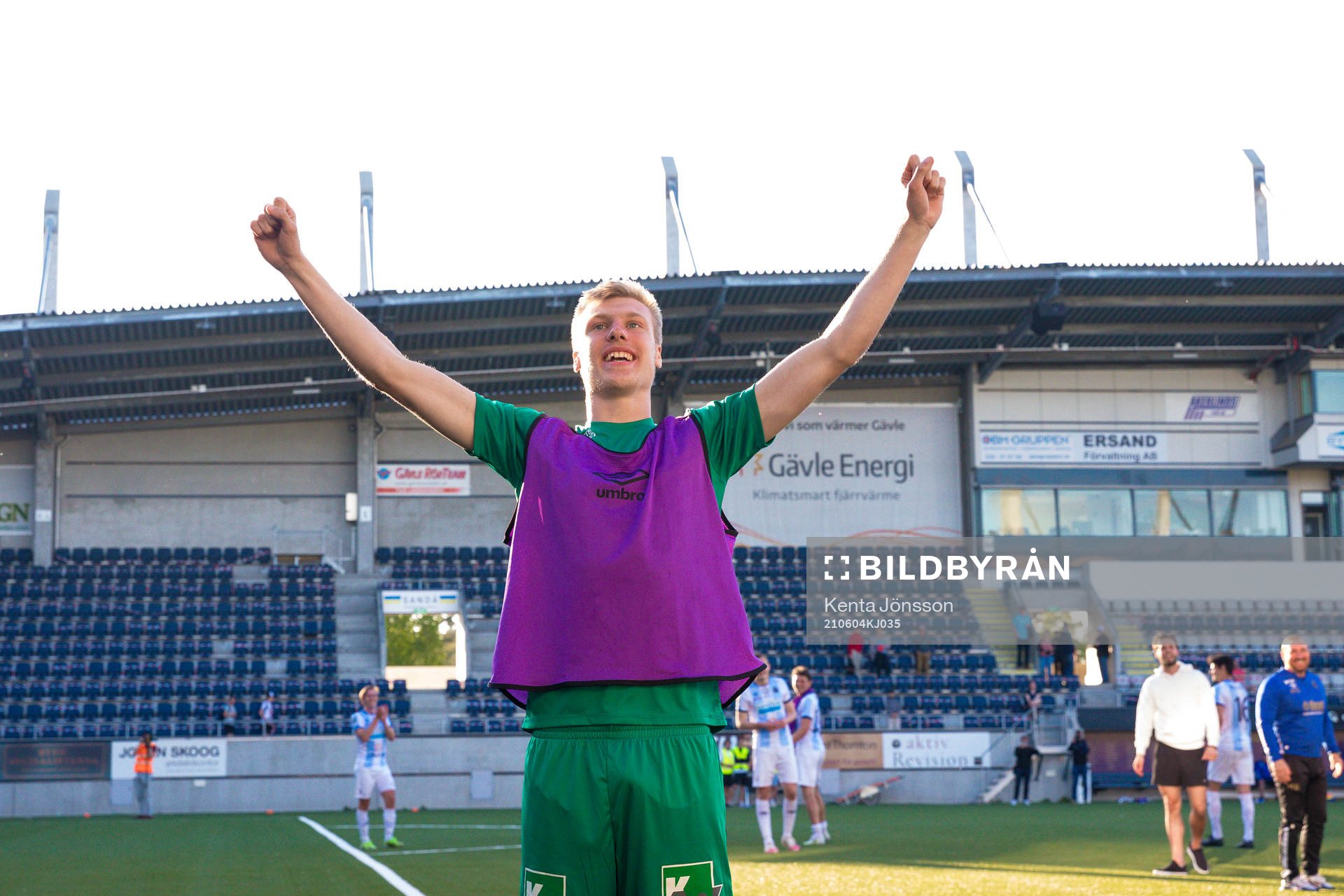 Gefles målvakt Jonathan Svedin Edgren jublar efter fotbollsmatchen i Division 1 norra mellan Gefle och Assyriska FF den 4 juni 2021 i Gävle. 
