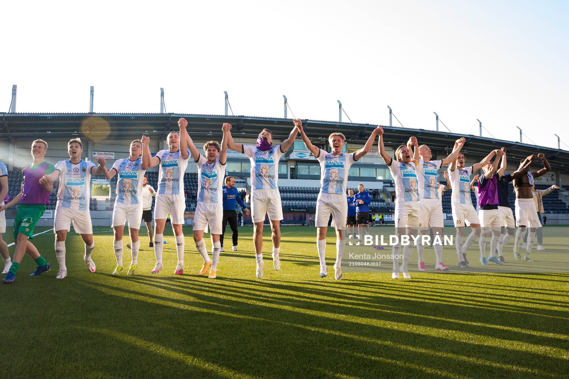Gefles spelare jublar