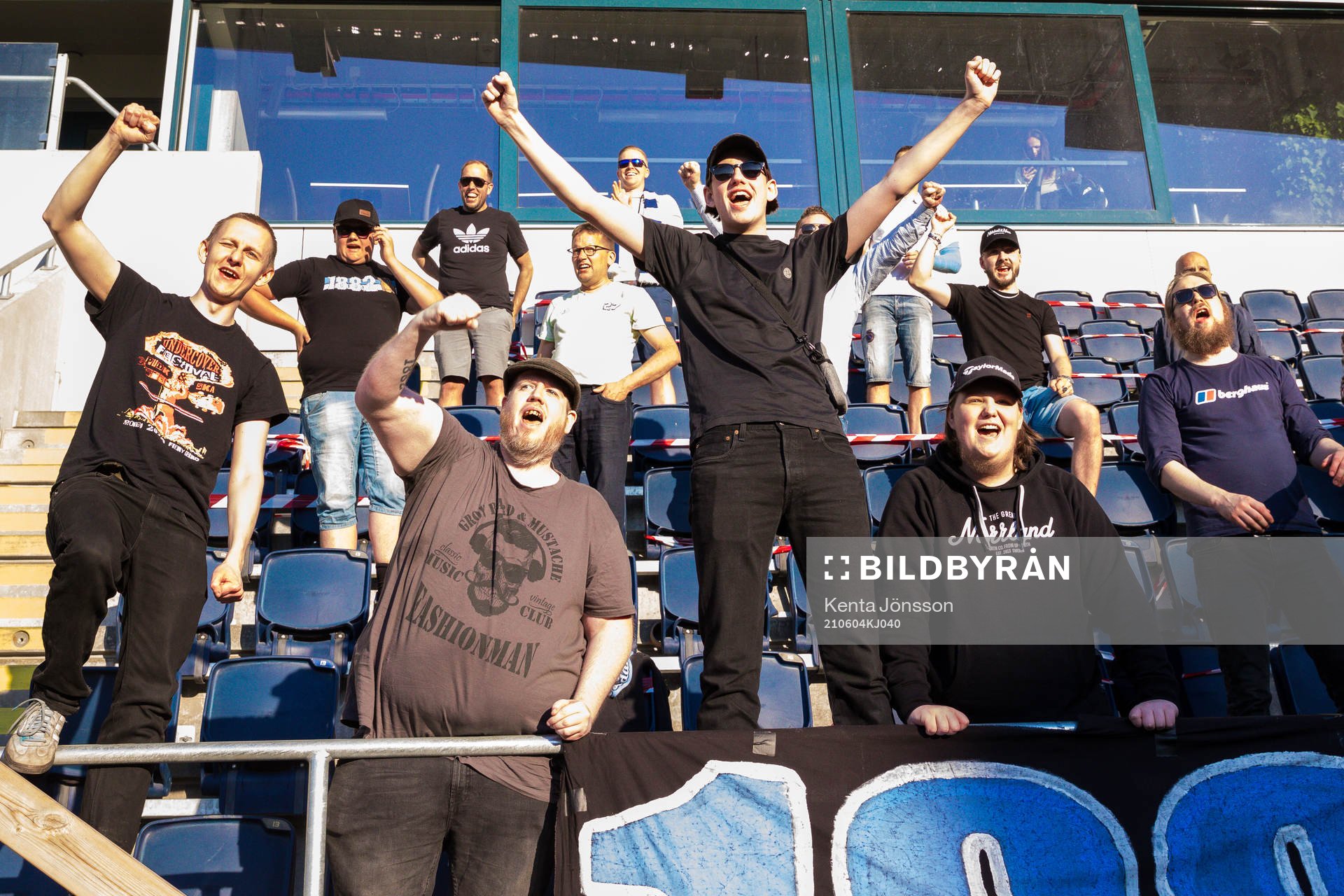 Gefles supportrar jublar