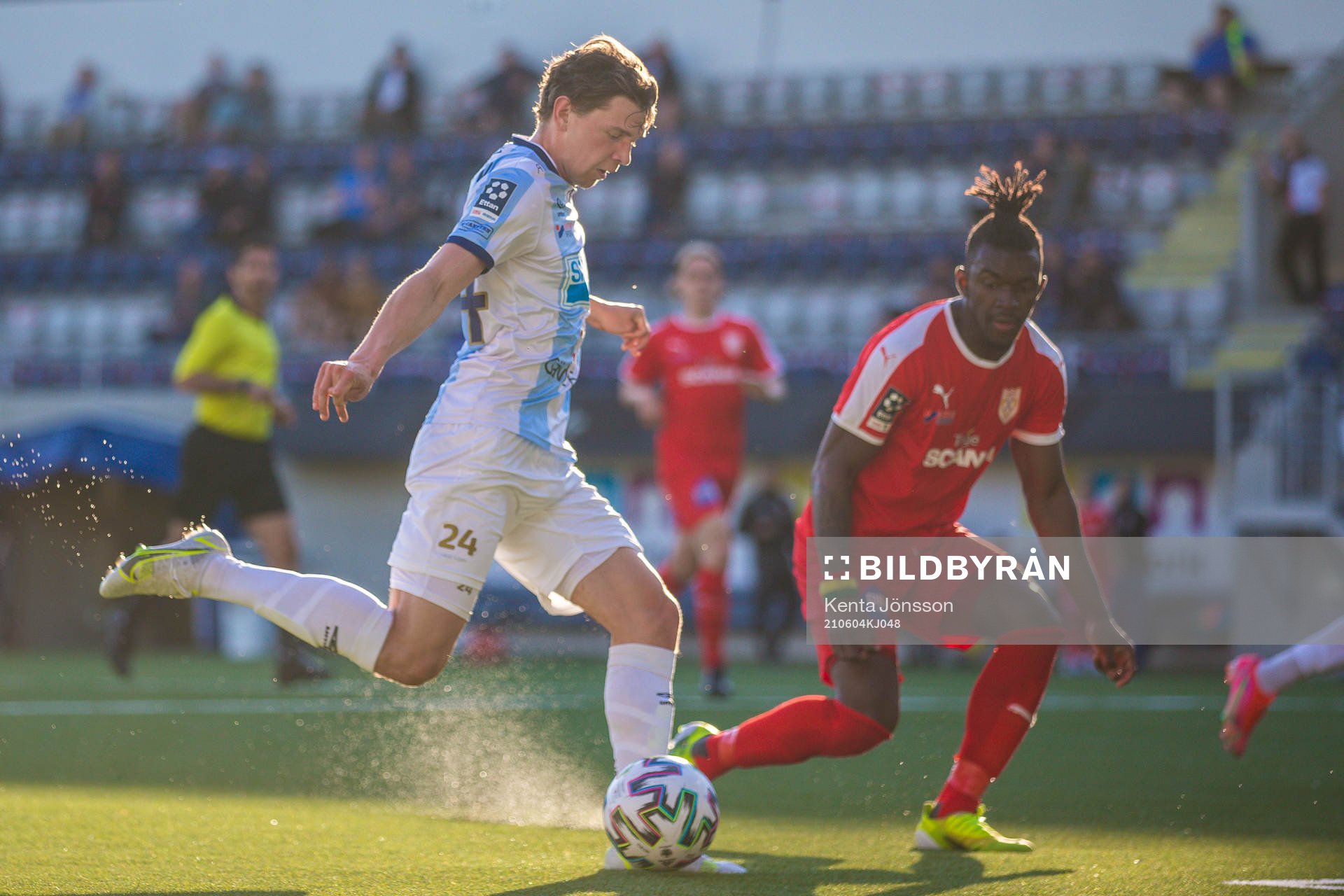 Gefles Pontus Jonsson och Assyriskas Mamadouba Diaby