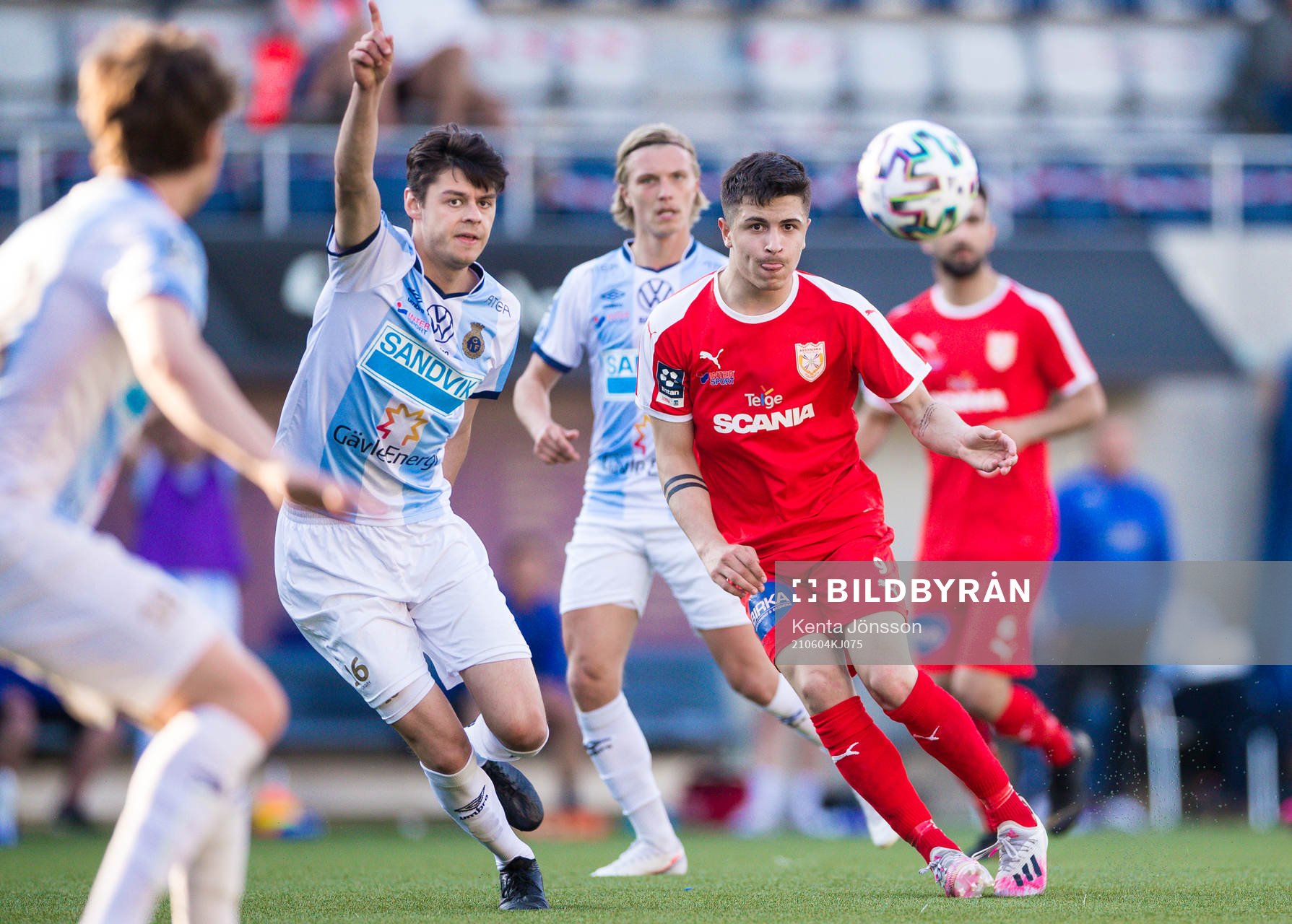 Gefles Kevin Persson och Assyriskas Antonio Yakoub under fotbollsmatchen i Division 1 norra mellan Gefle och Assyriska FF den 4 juni 2021 i Gävle. 
