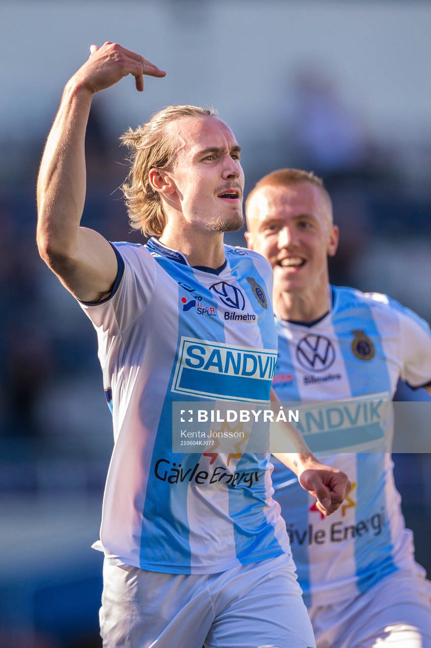 Gefles Linus Sahlin och Isac Lidberg jublar