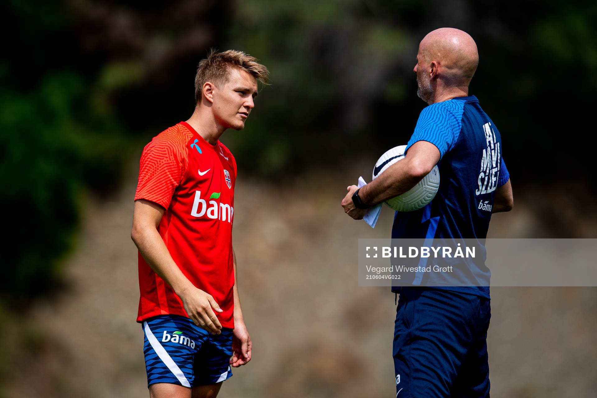 Martin Ødegaard talks to Ståle Solbakken, head coach of