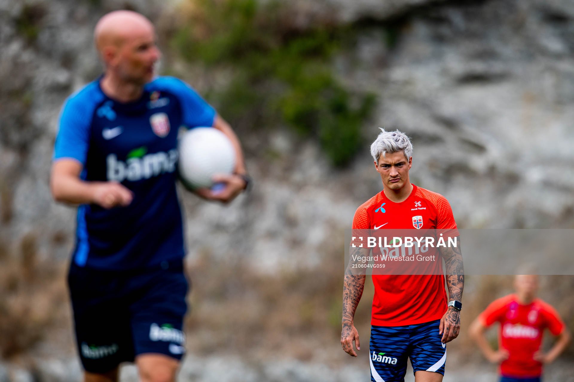 Mathias Normann listens to Ståle Solbakken, head coach of