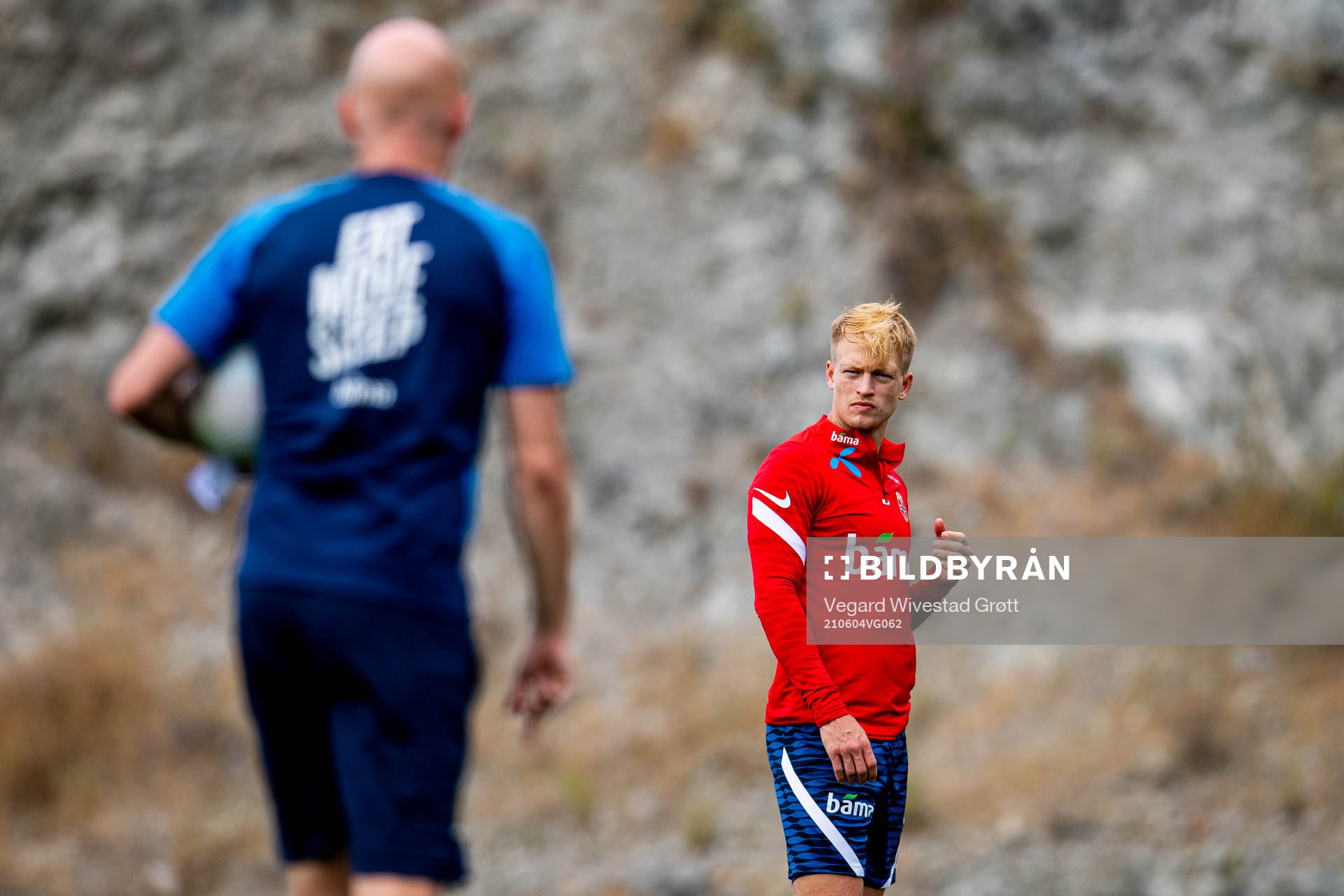 Andreas Hanche-Olsen listens to Ståle Solbakken, head