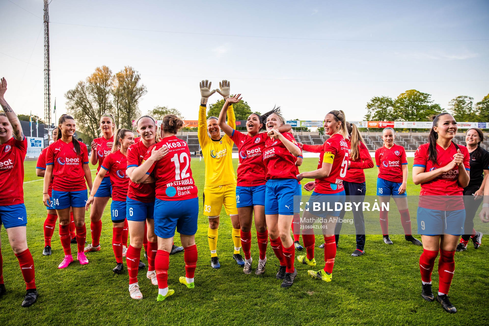 Helsingborgs spelare jublar efter fotbollsmatchen i Division 4 Sydvästra Skåne mellan Landskrona och Helsingborg den 4 juni 2021 i Landskrona.