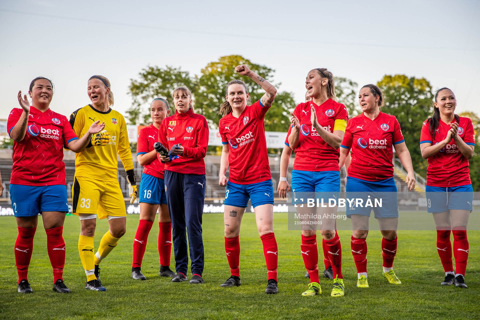 Helsingborgs spelare jublar med lagkamrater