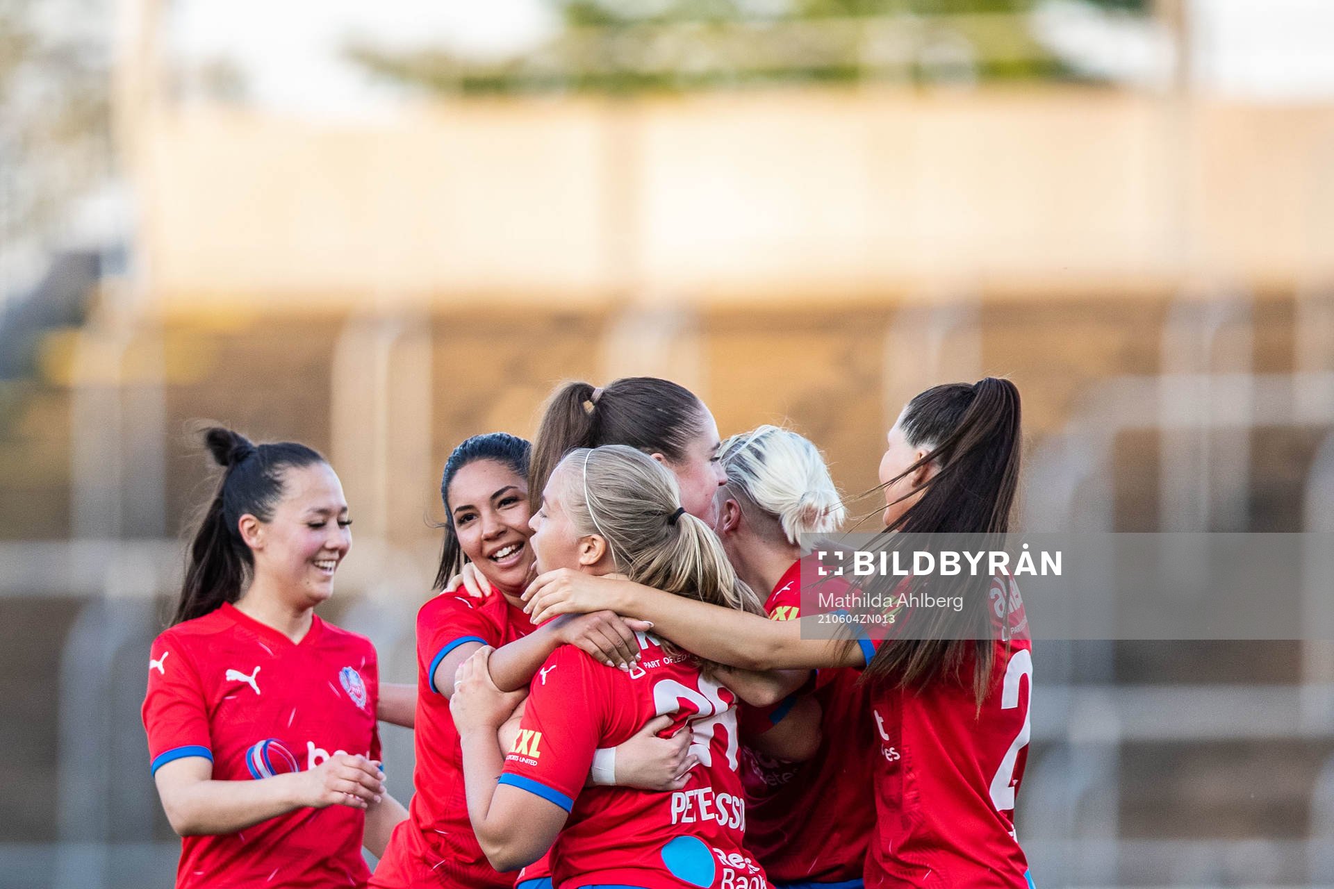 Helsingborgs Ebba Manglind jublar med lagkamrater