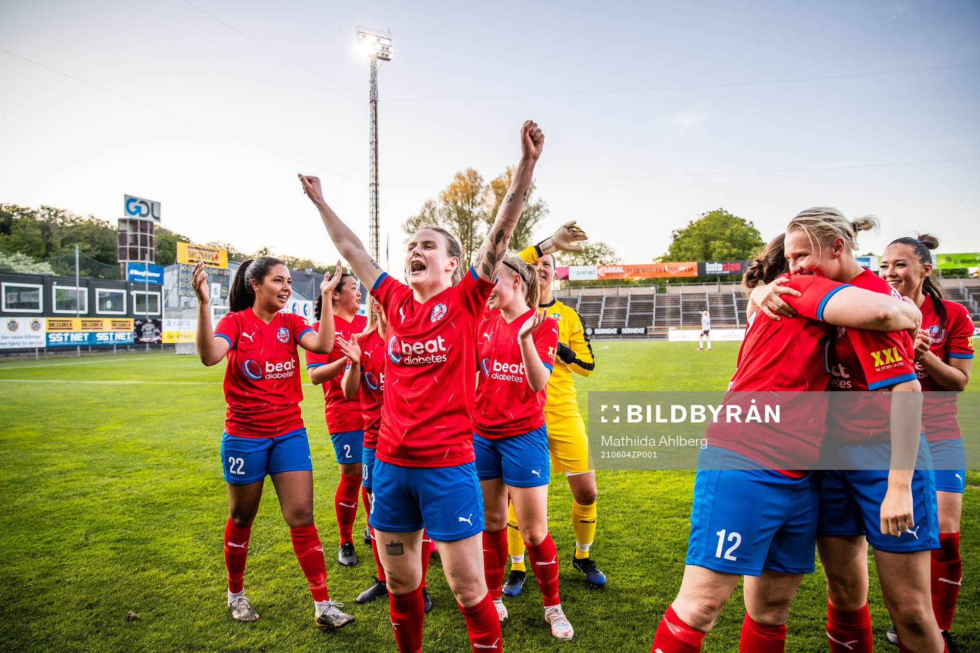 Helsingborgs Sofia Nilsson jublar med lagkamrater