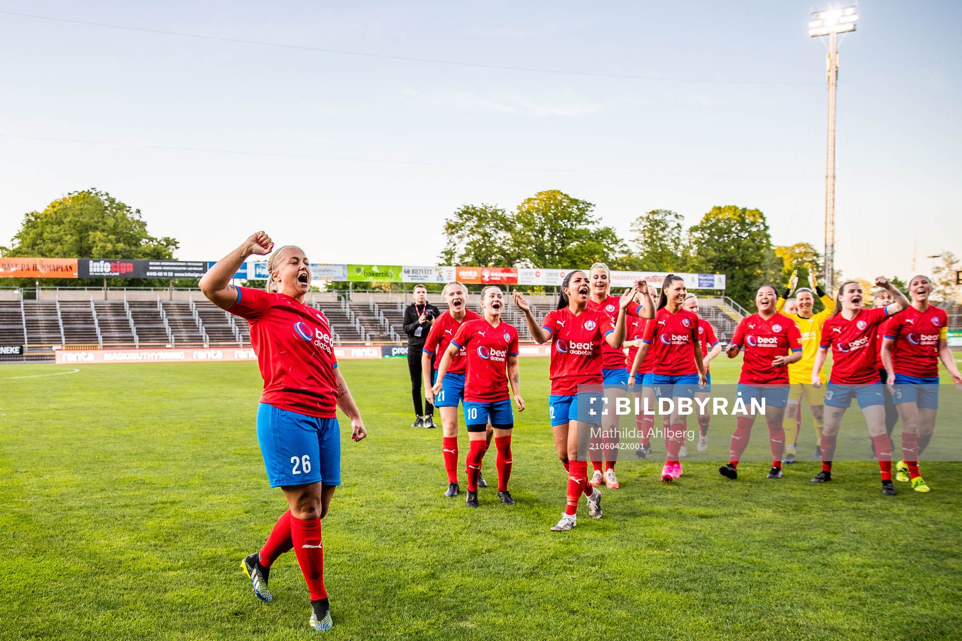 Helsingborgs Stephanie Petersson  jublar med lagkamrater