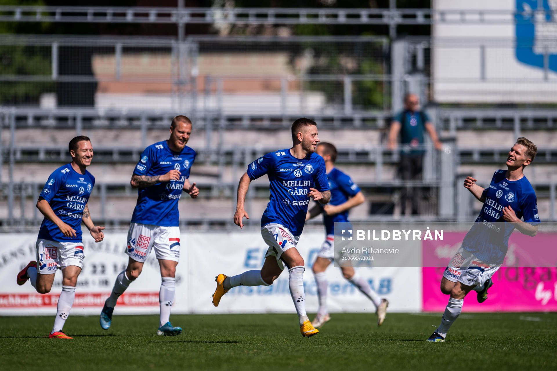 Trelleborgs Petar Petrovic jublar med lagkamrater efter 1-0 under fotbollsmatchen i Superettan mellan Trelleborg och GIF Sundsvall den 5 juni 2021 i Trelleborg.