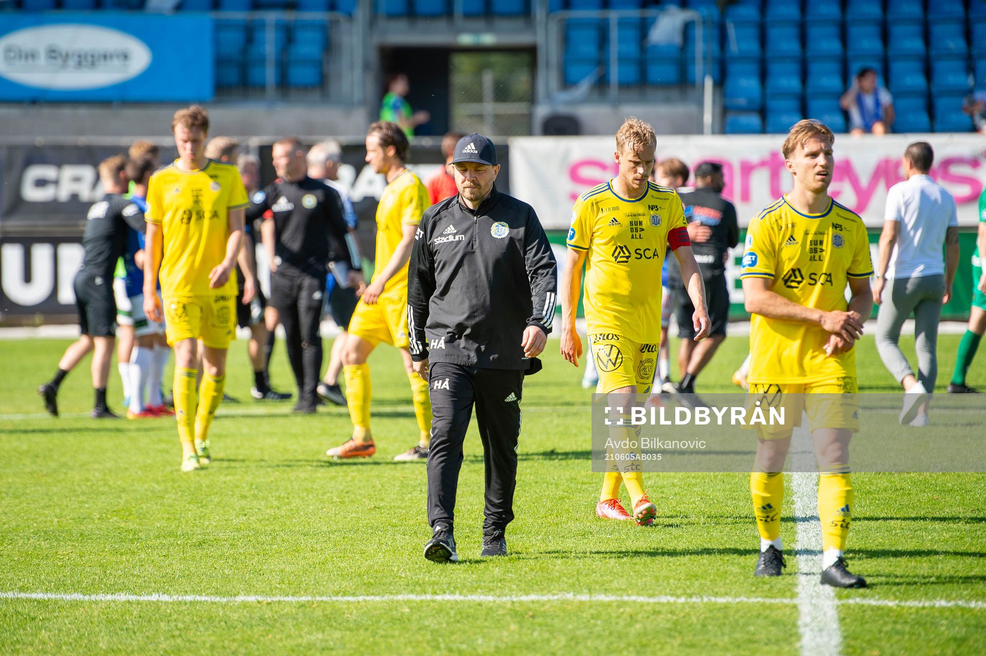 Sundsvalls tränare Henrik Åhnstrand och spelare deppar