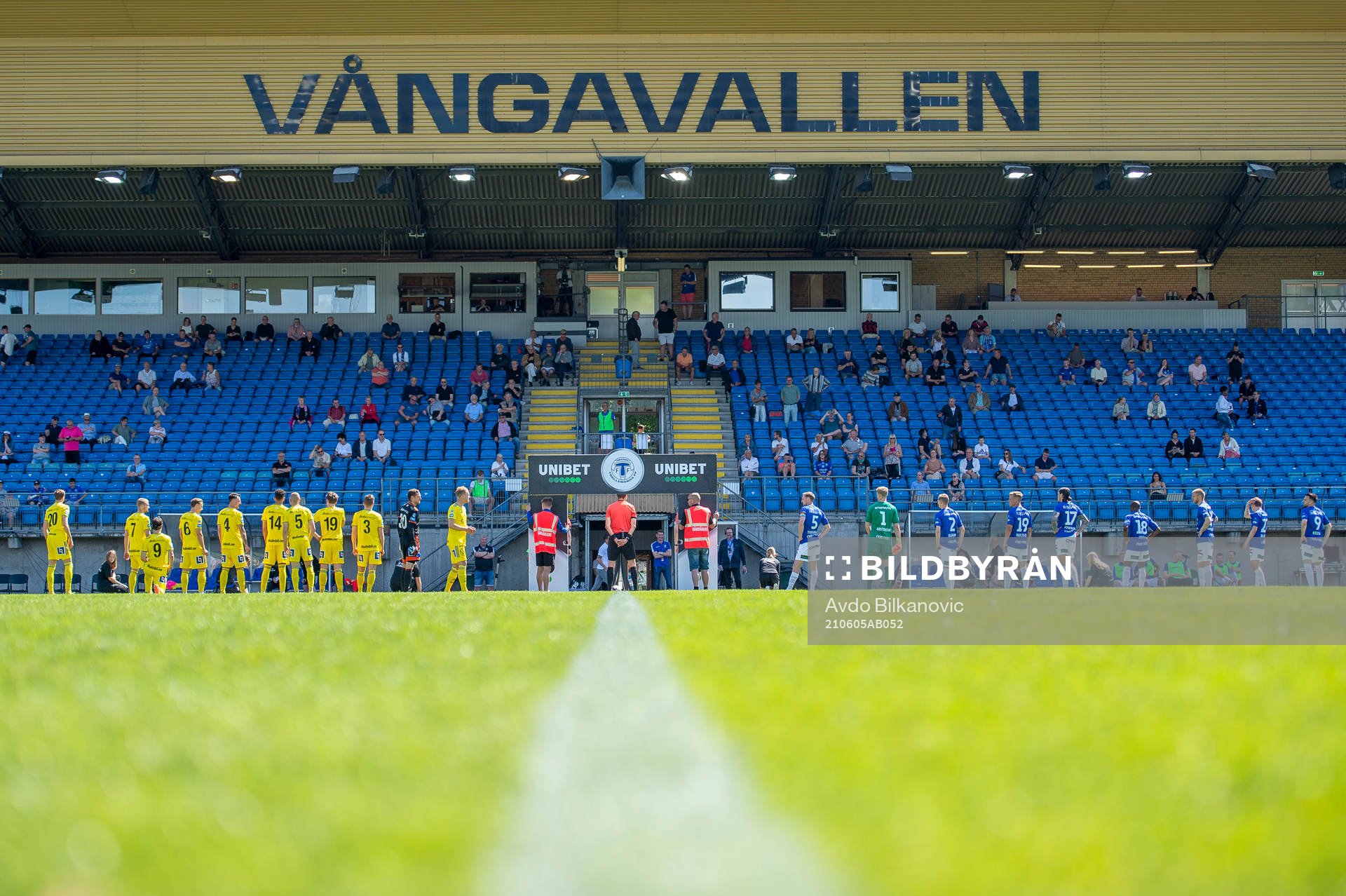 Trelleborgs och Sundsvalls spelare uppställda