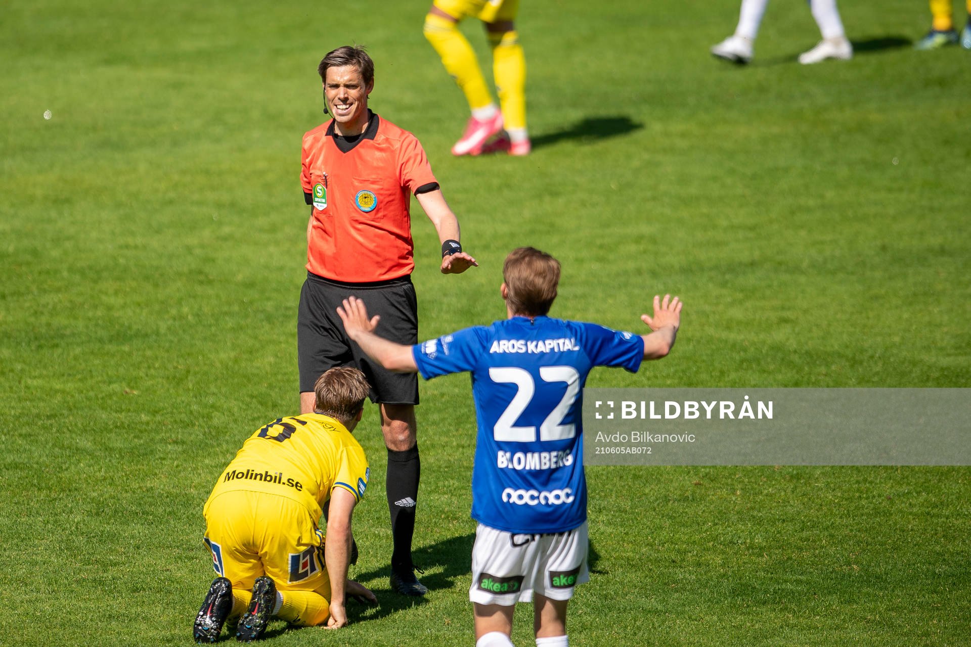 Domare Magnus Lindgren, Trelleborgs Johan Blomberg och