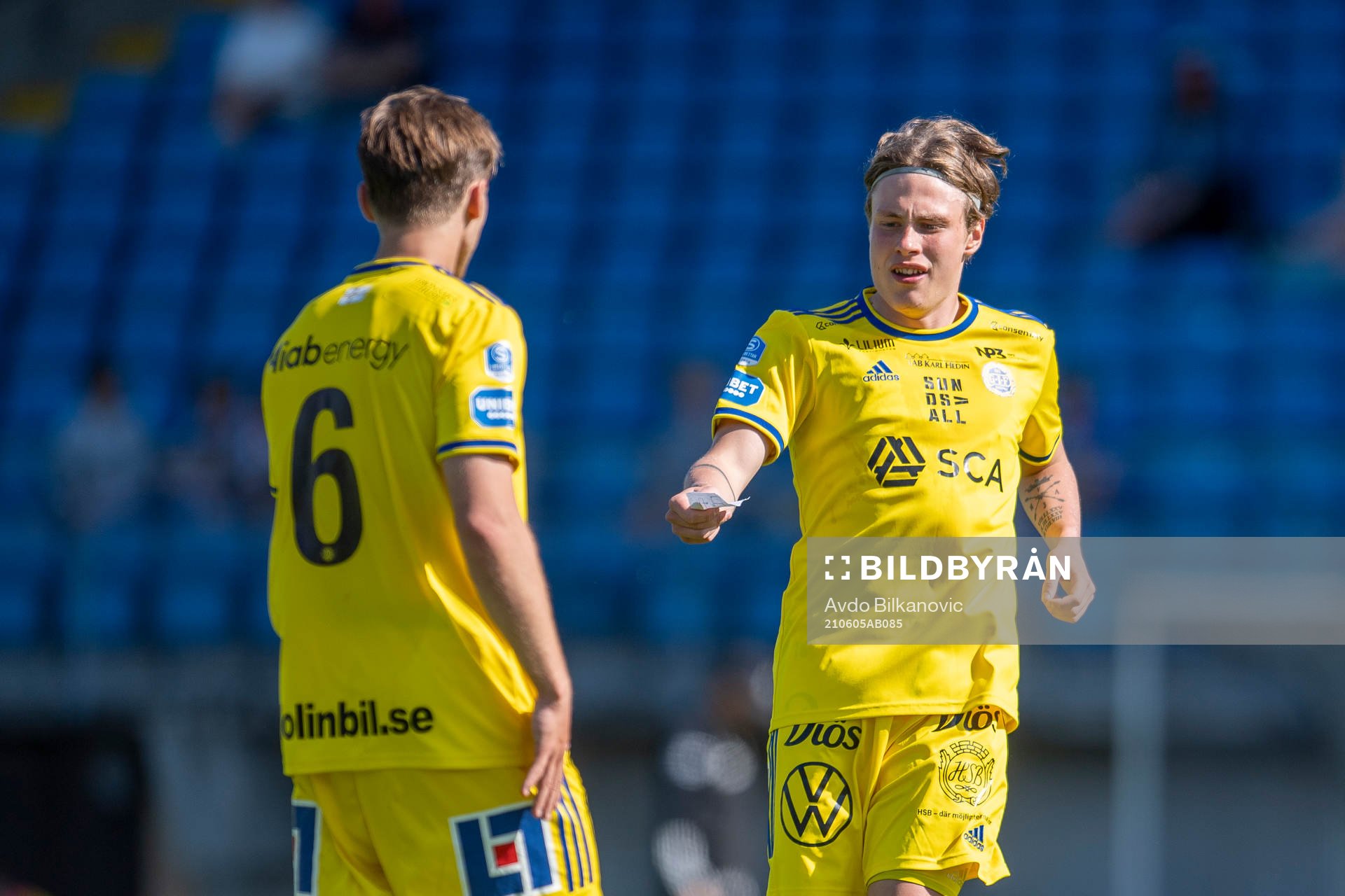 Sundsvalls Jesper Carström lämna över lapp från
