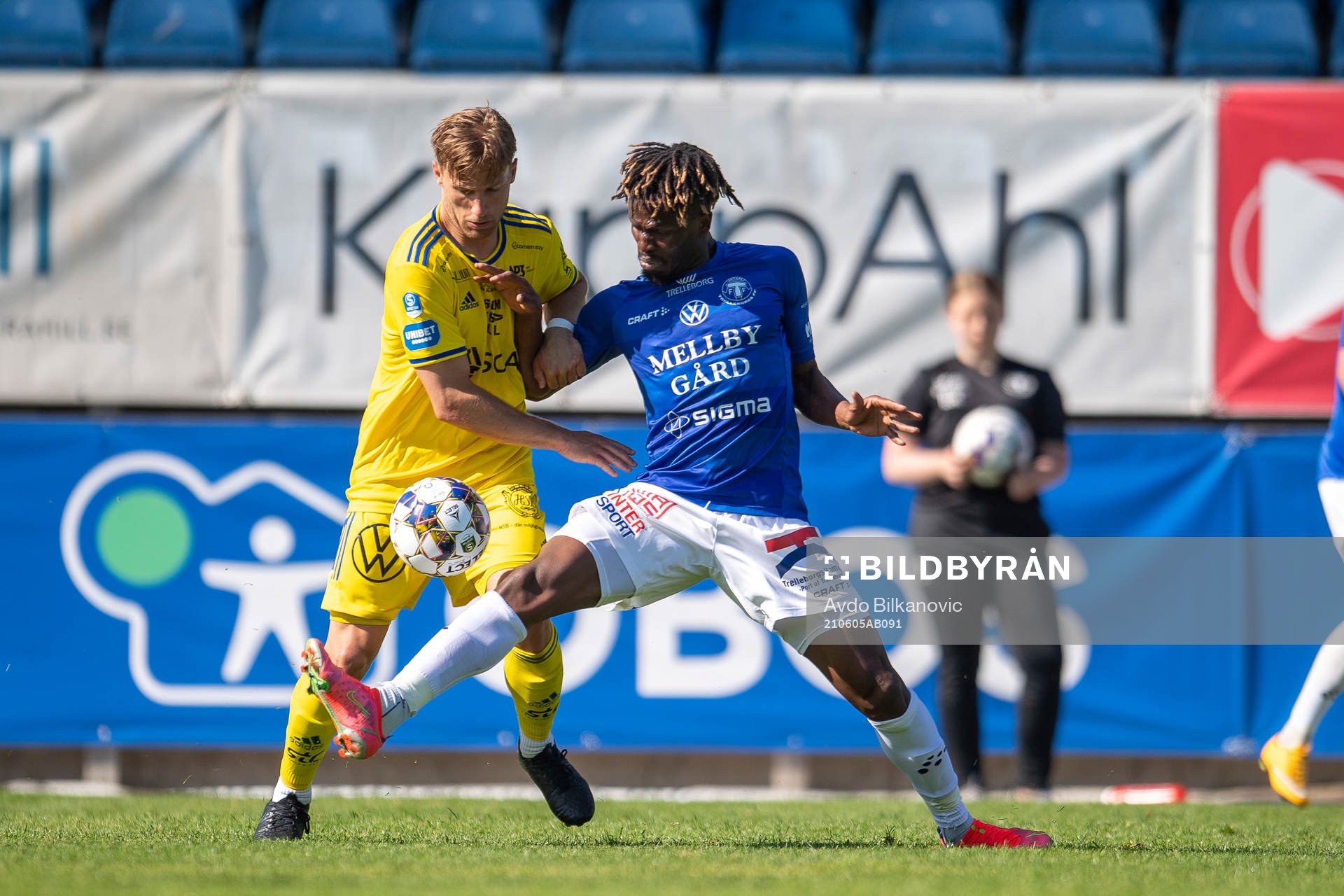 Trelleborgs Abdul Fatawu Safiu och Sundsvalls Daniel Stensson under fotbollsmatchen i Superettan mellan Trelleborg och GIF Sundsvall den 5 juni 2021 i Trelleborg.