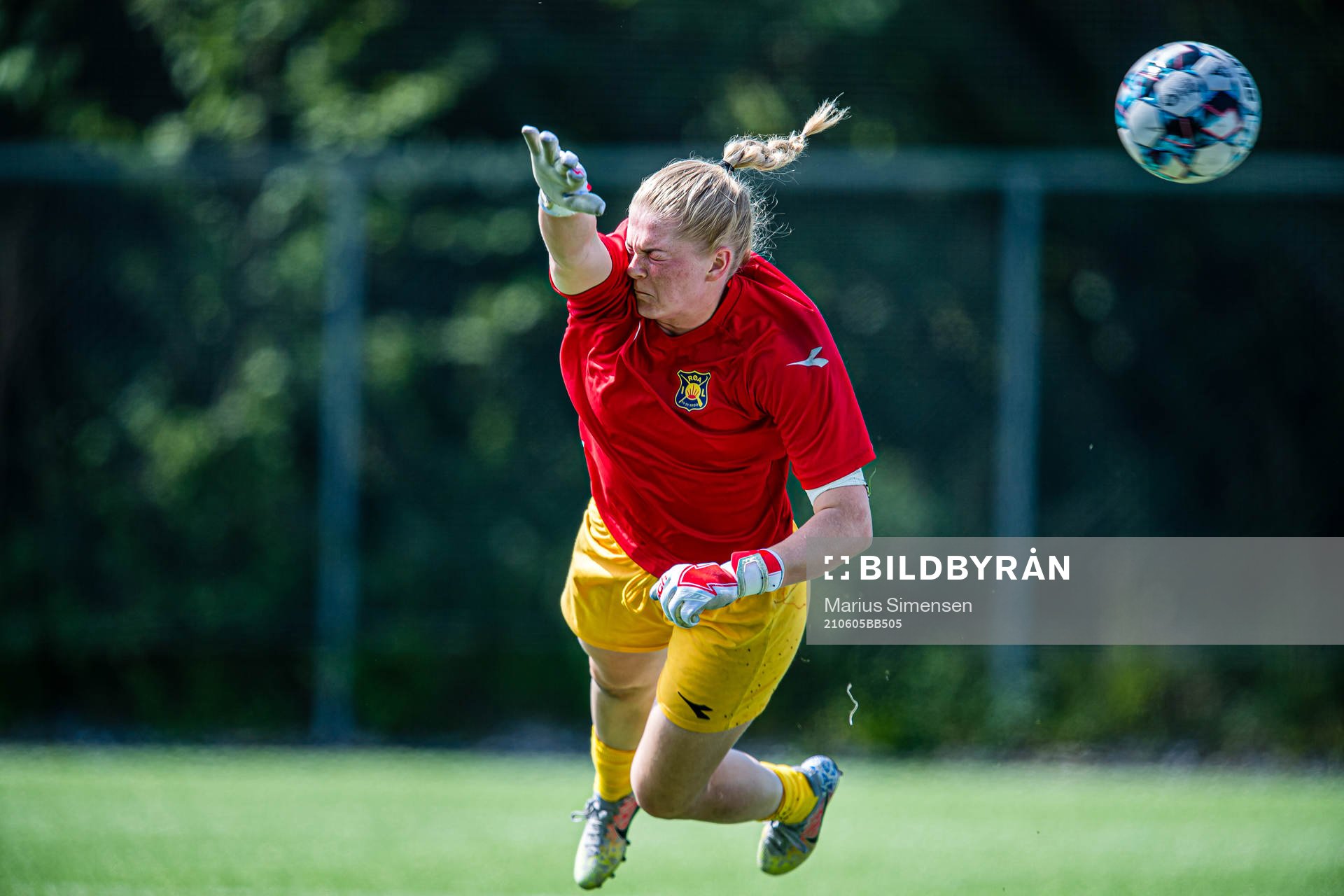 Linn-Mari Nilsen of Røa warms up