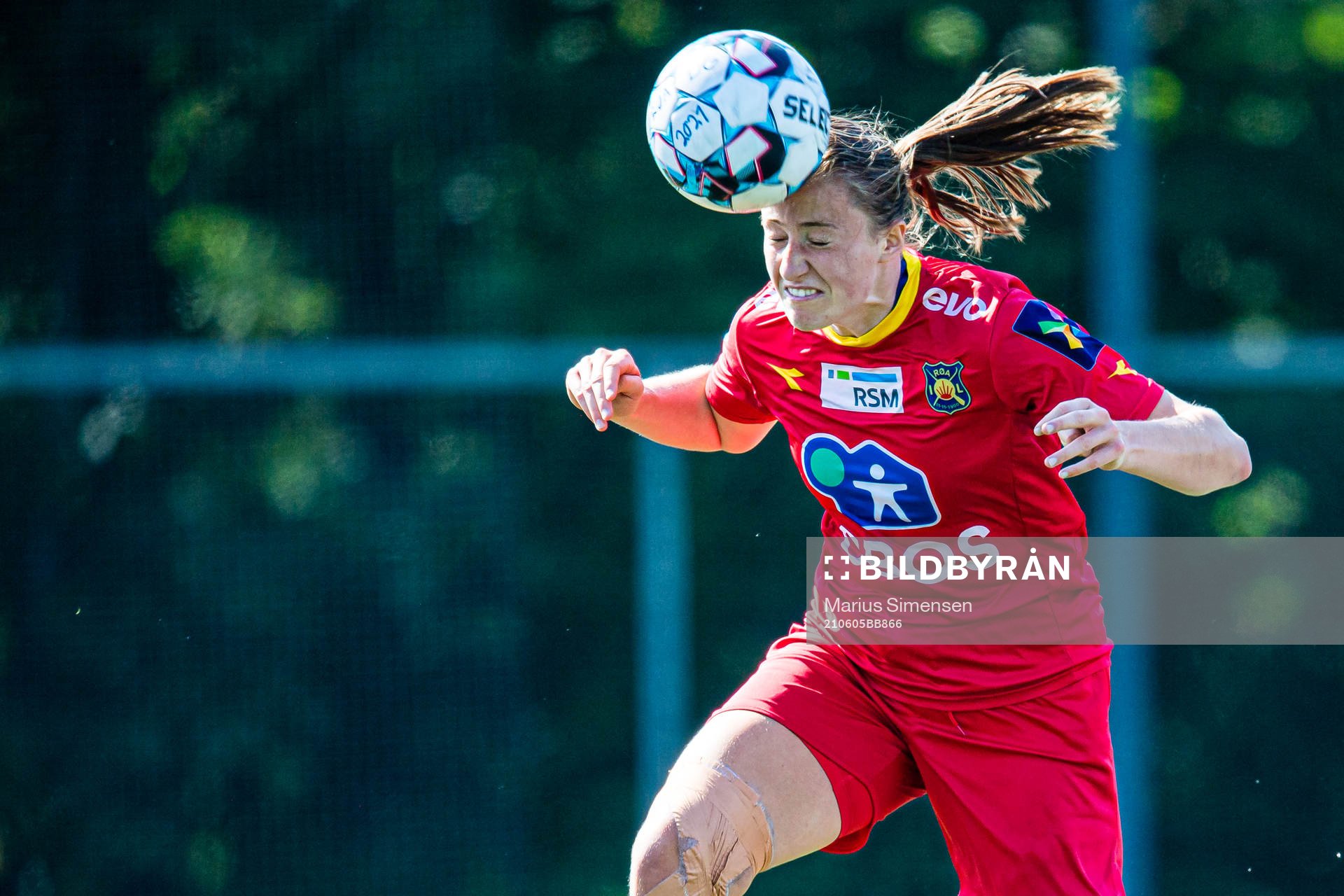 Ragne Hagen Svastuen of Røa scores the 1-1 goal